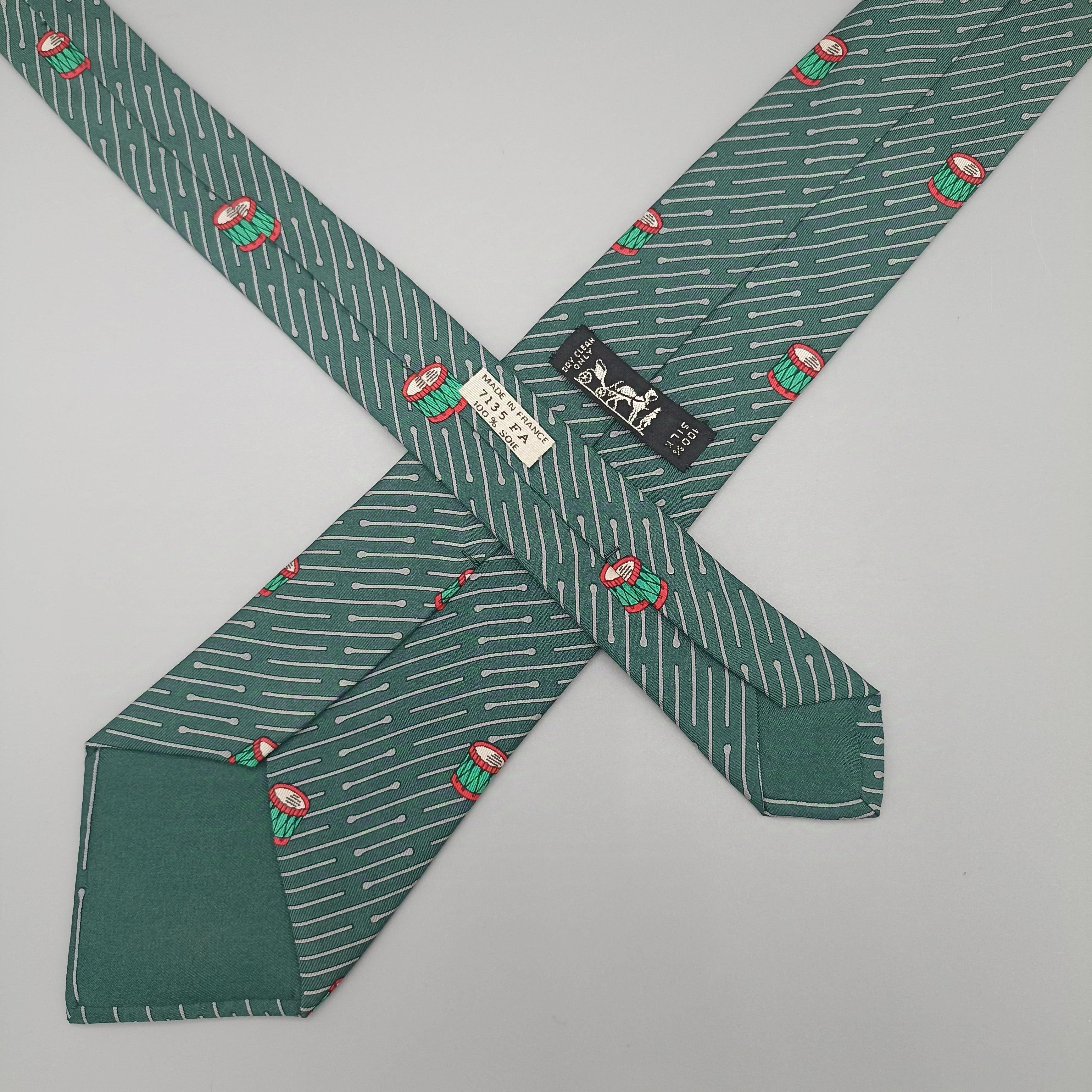 Cravate Hermès à motifs tambour et baguette