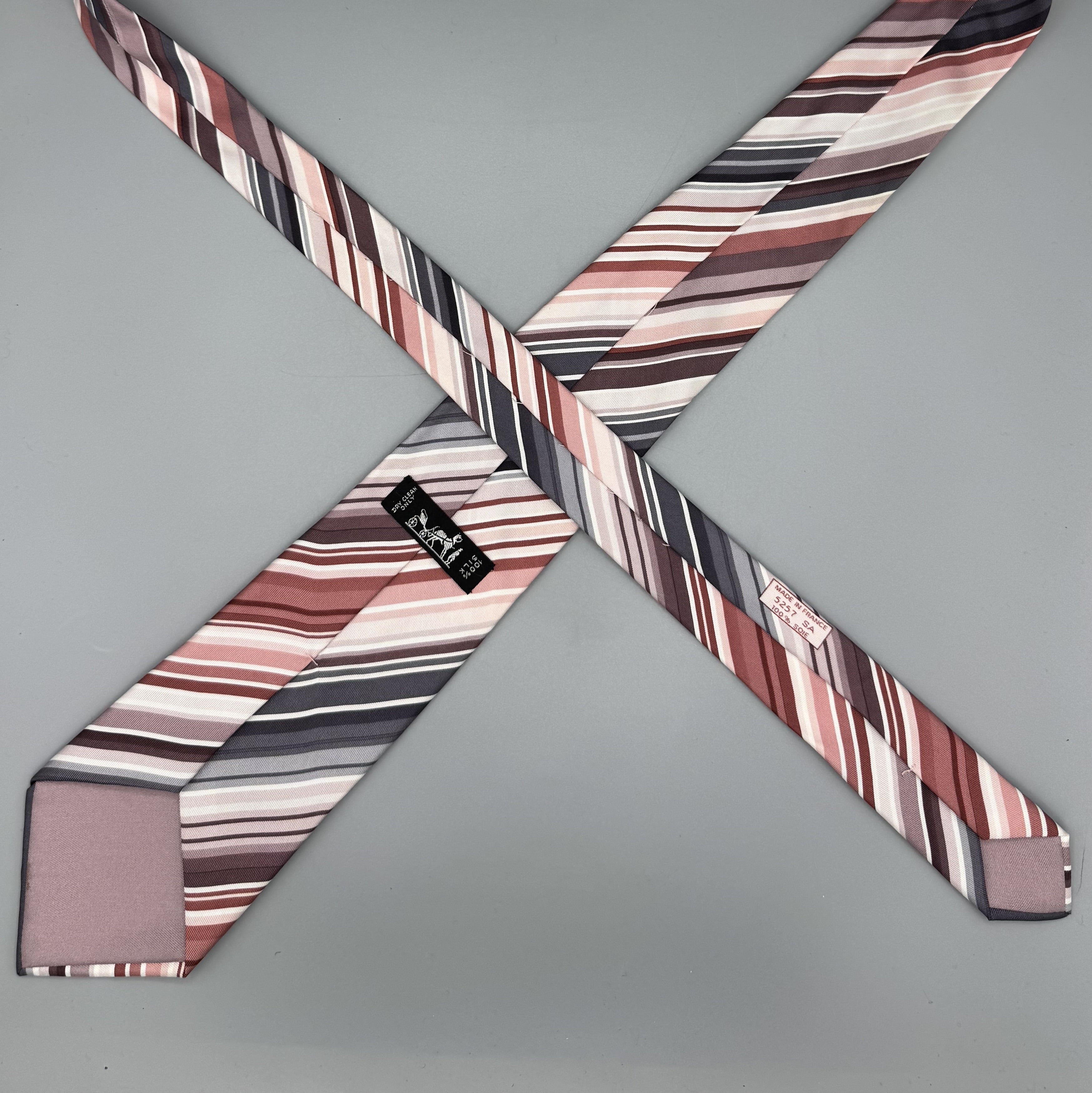 Cravate Hermès à rayures roses, bleues et violettes