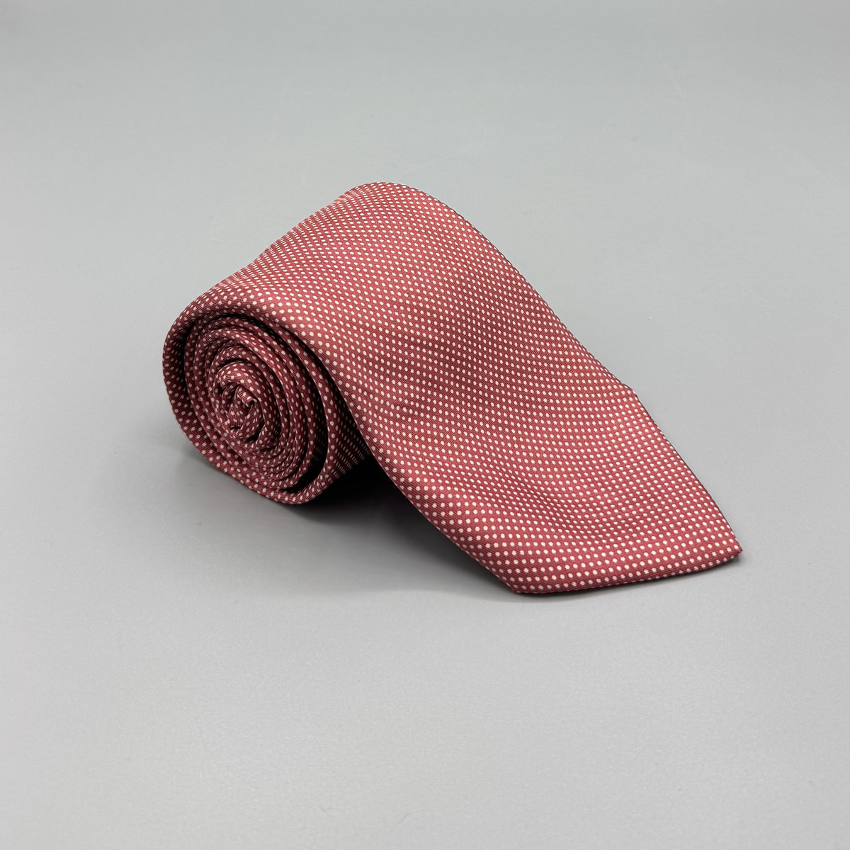 Cravate Charvet rose foncé à micro-pois blancs