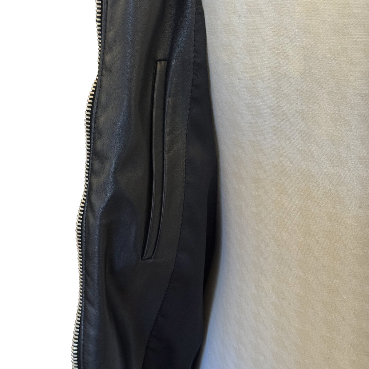 Blouson Dior en cuir noir, style bomber