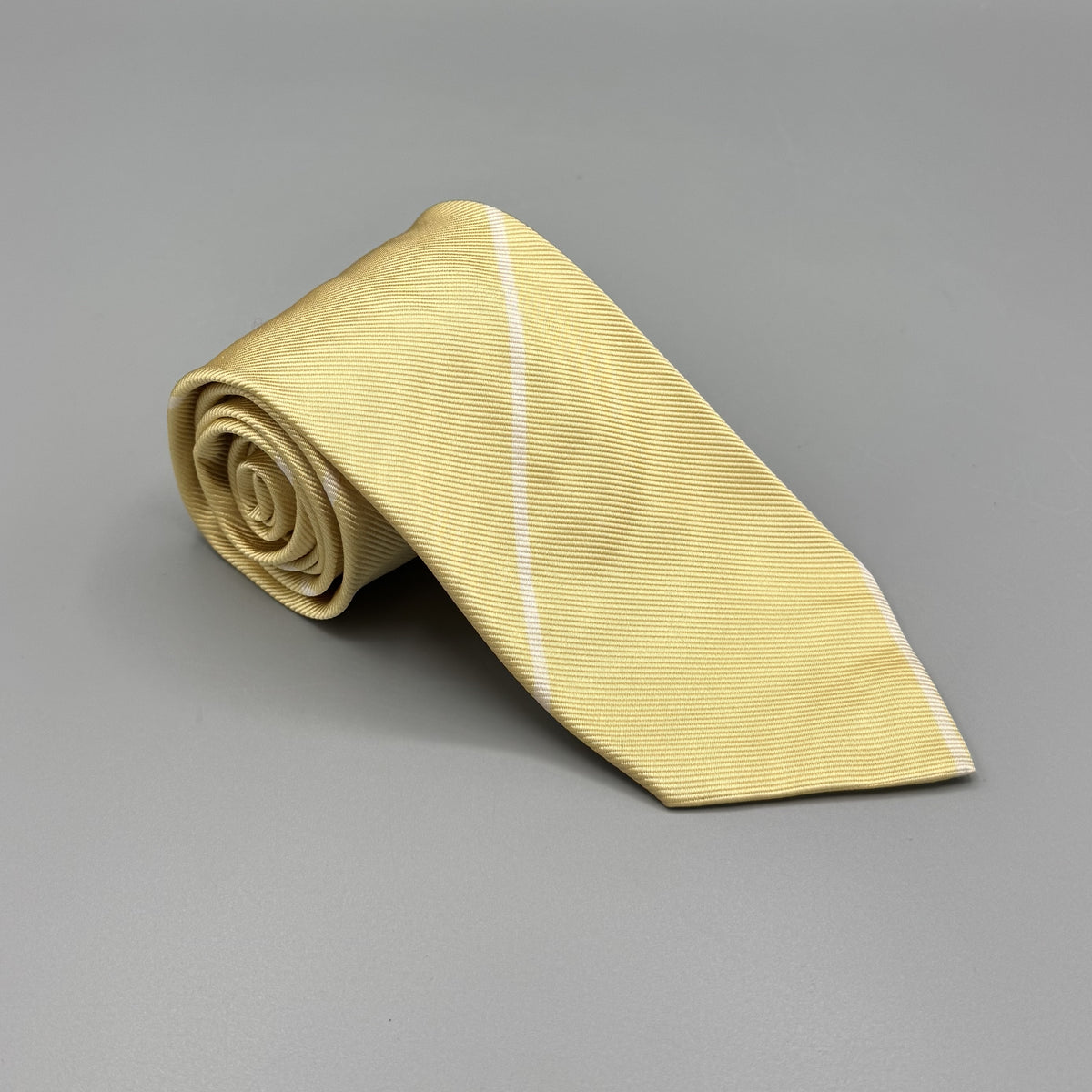 Cravate Charvet jaune pâle à rayures diagonales blanches
