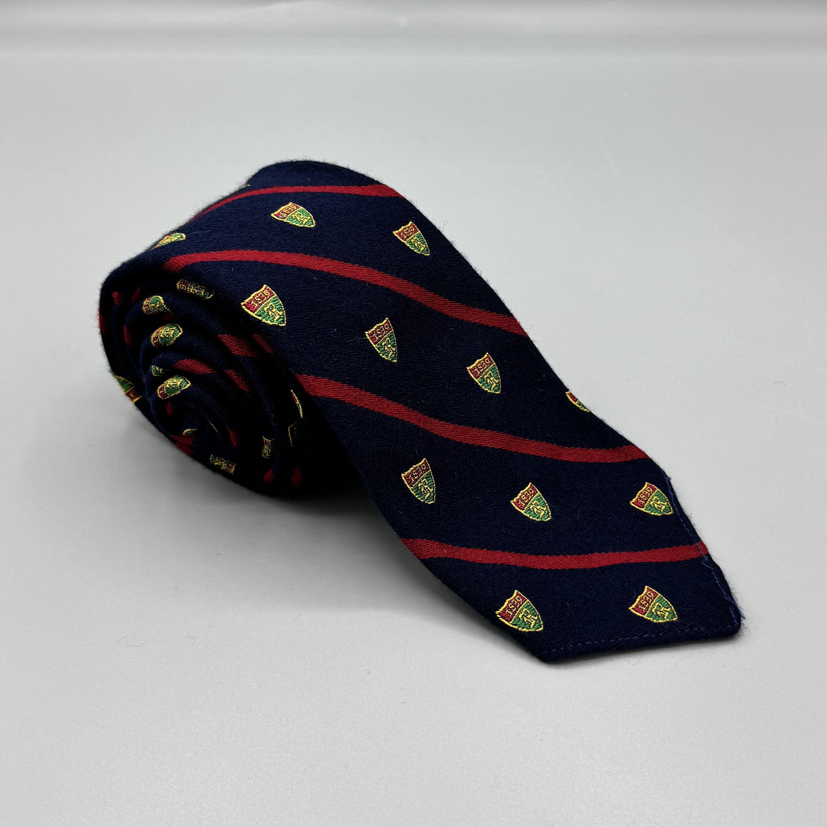 Cravate Rugby Ralph Lauren bleu marine à rayures rouges et motif écusson