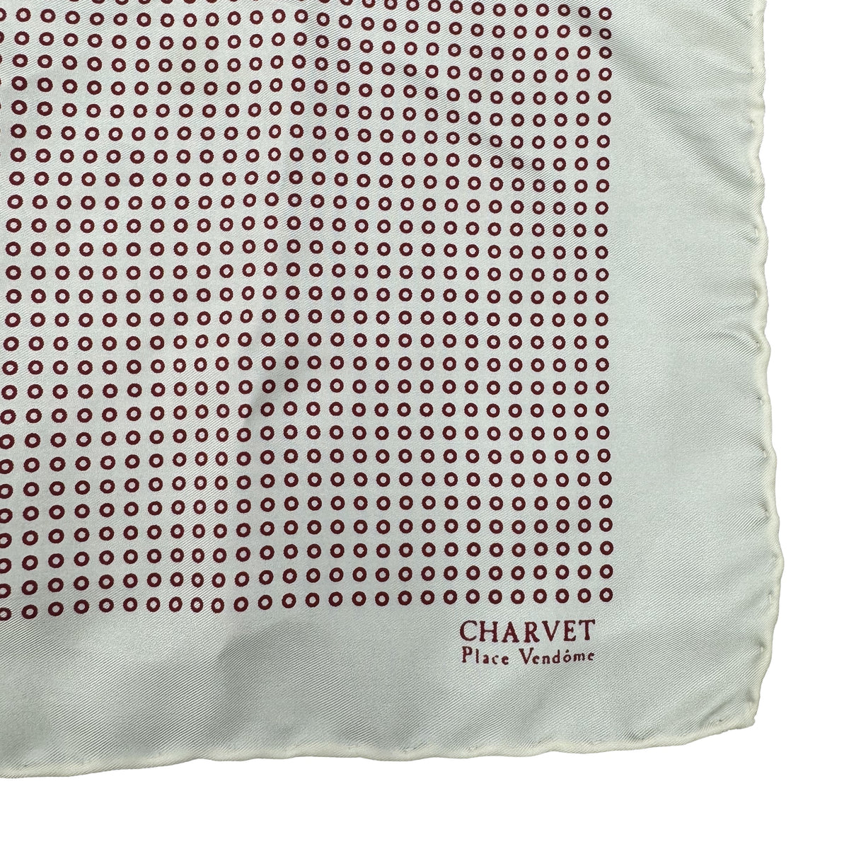 Pochette en soie Charvet ivoire à petits cercles rouges