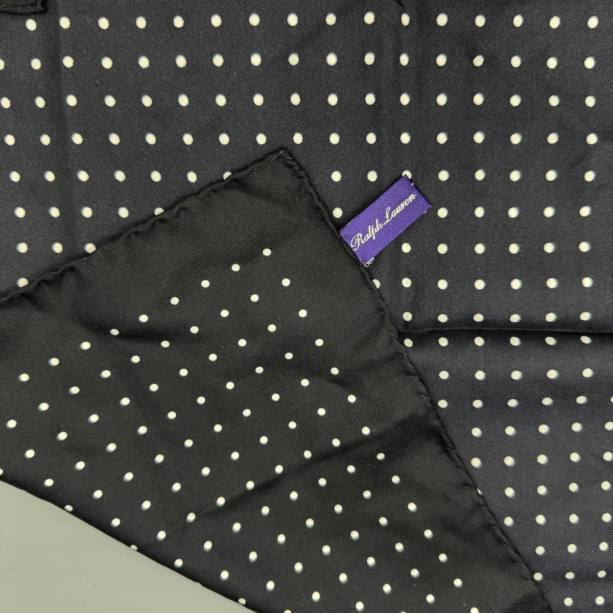 Pochette en soie Purple Label Ralph Lauren noire à pois blancs