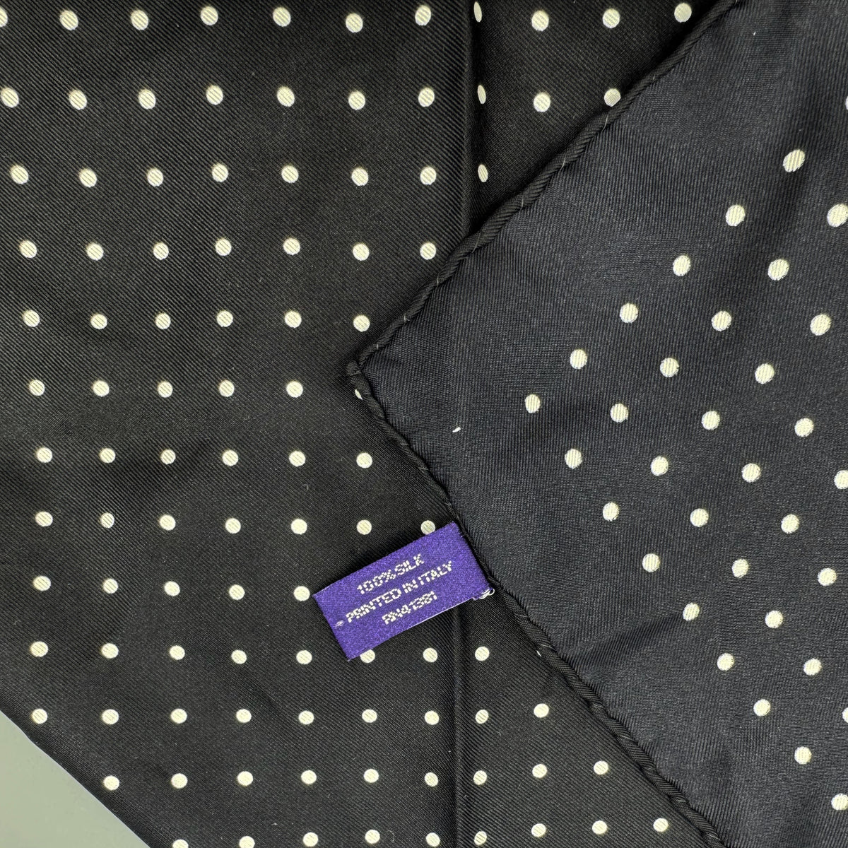 Pochette en soie Purple Label Ralph Lauren noire à pois blancs