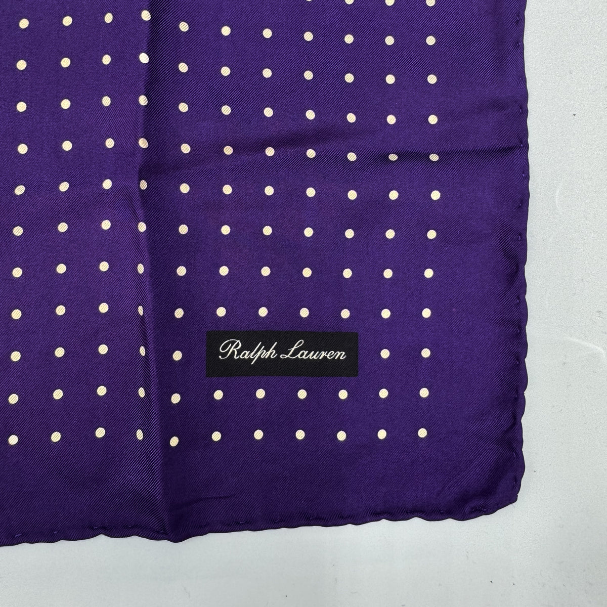 Pochette en soie Black Label Ralph Lauren violet foncé à pois blancs