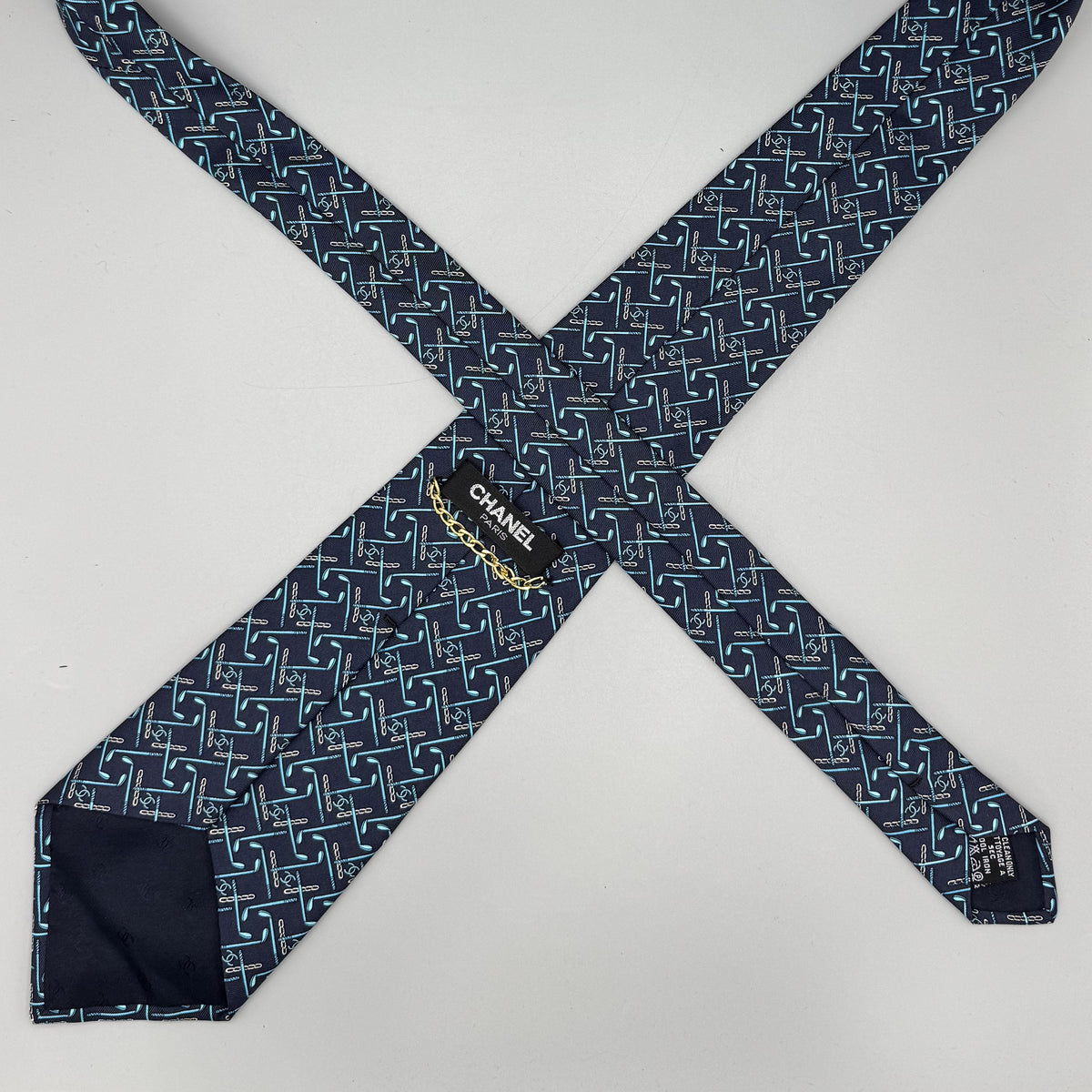 Cravate vintage Chanel bleu marine à motif graphique turquoise