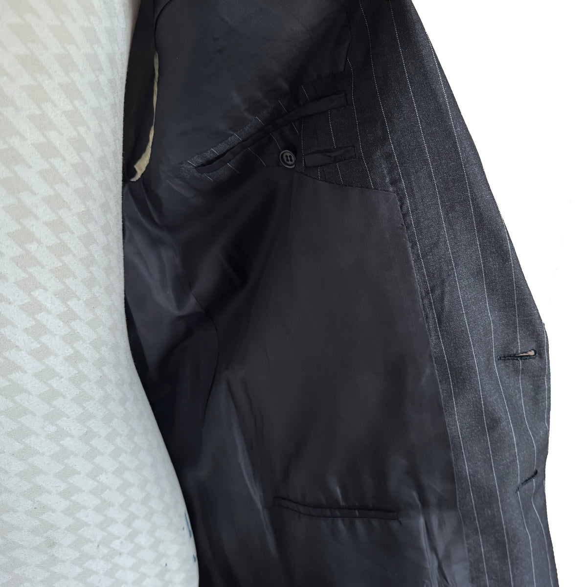 Costume Cifonelli sur mesure noir à fines rayures tennis