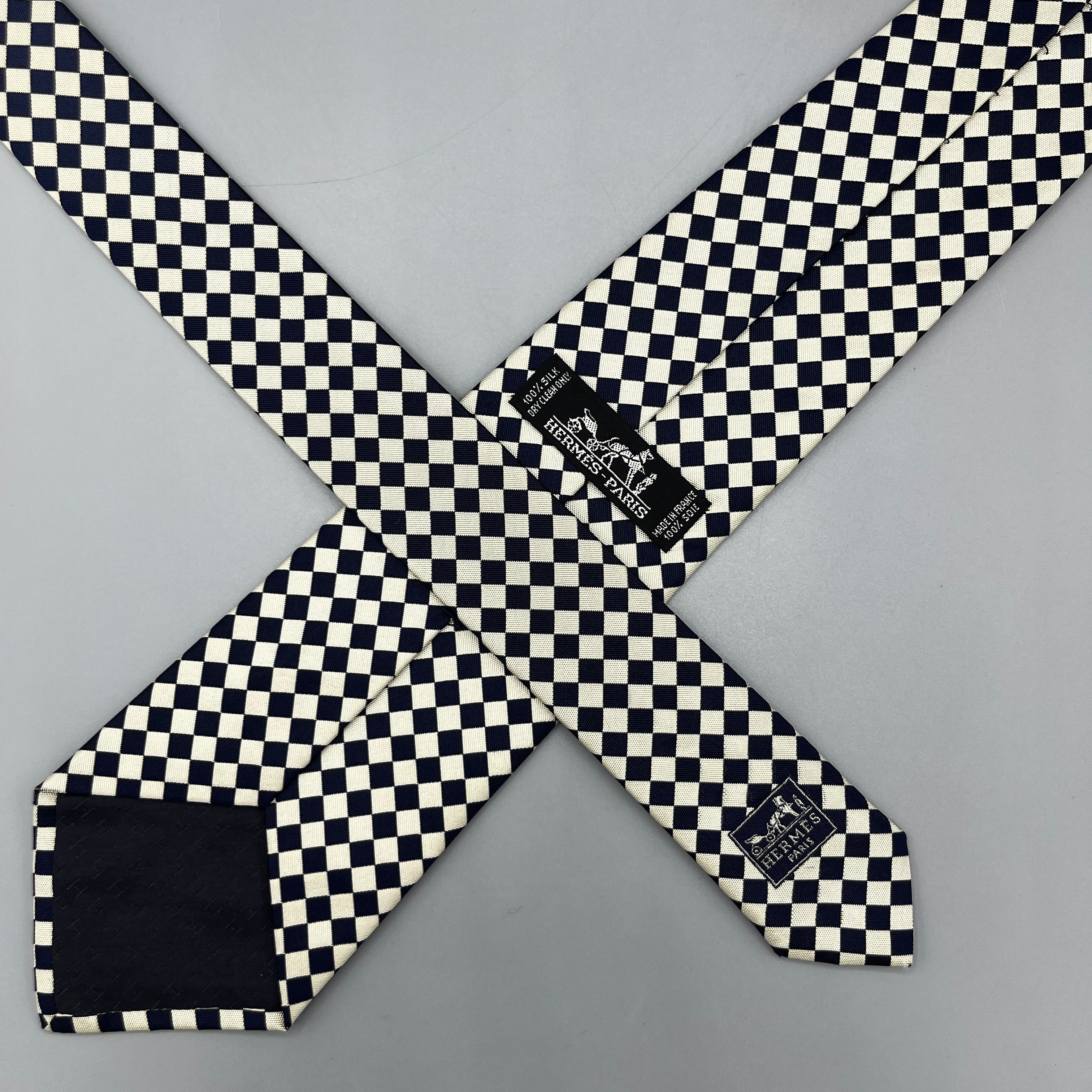 Cravate Hermès à carreaux blancs et noirs