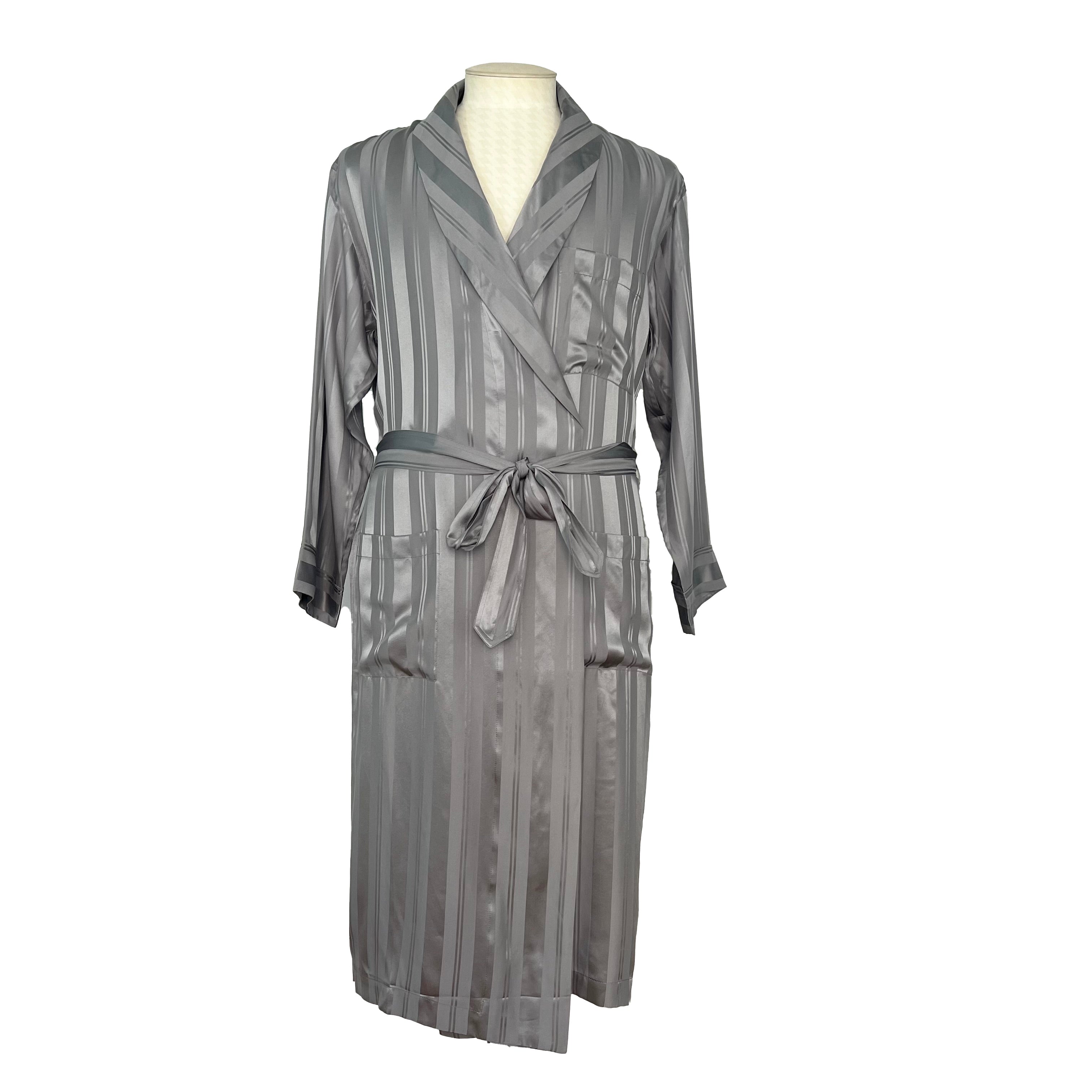 Peignoir en soie gris