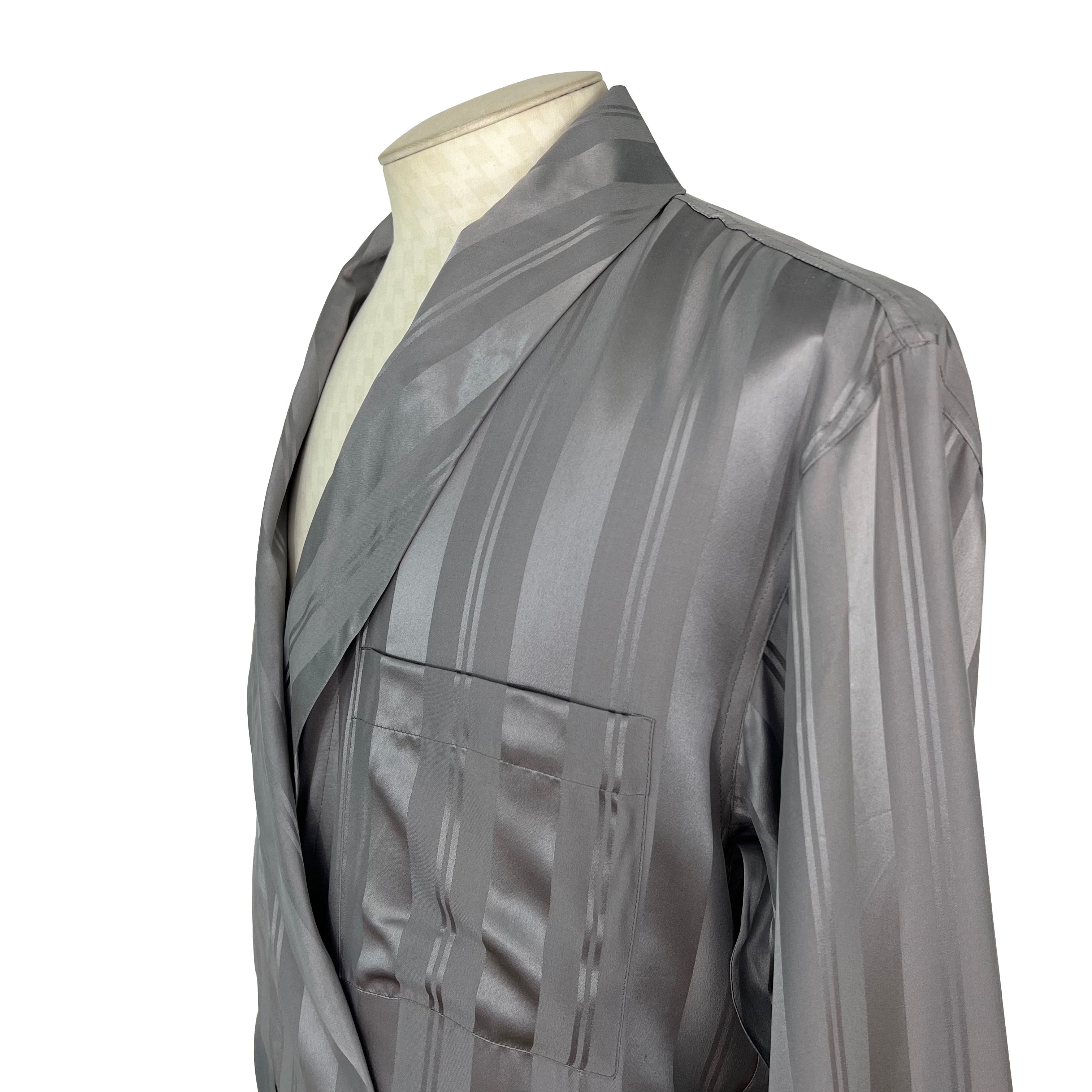 Peignoir en soie gris