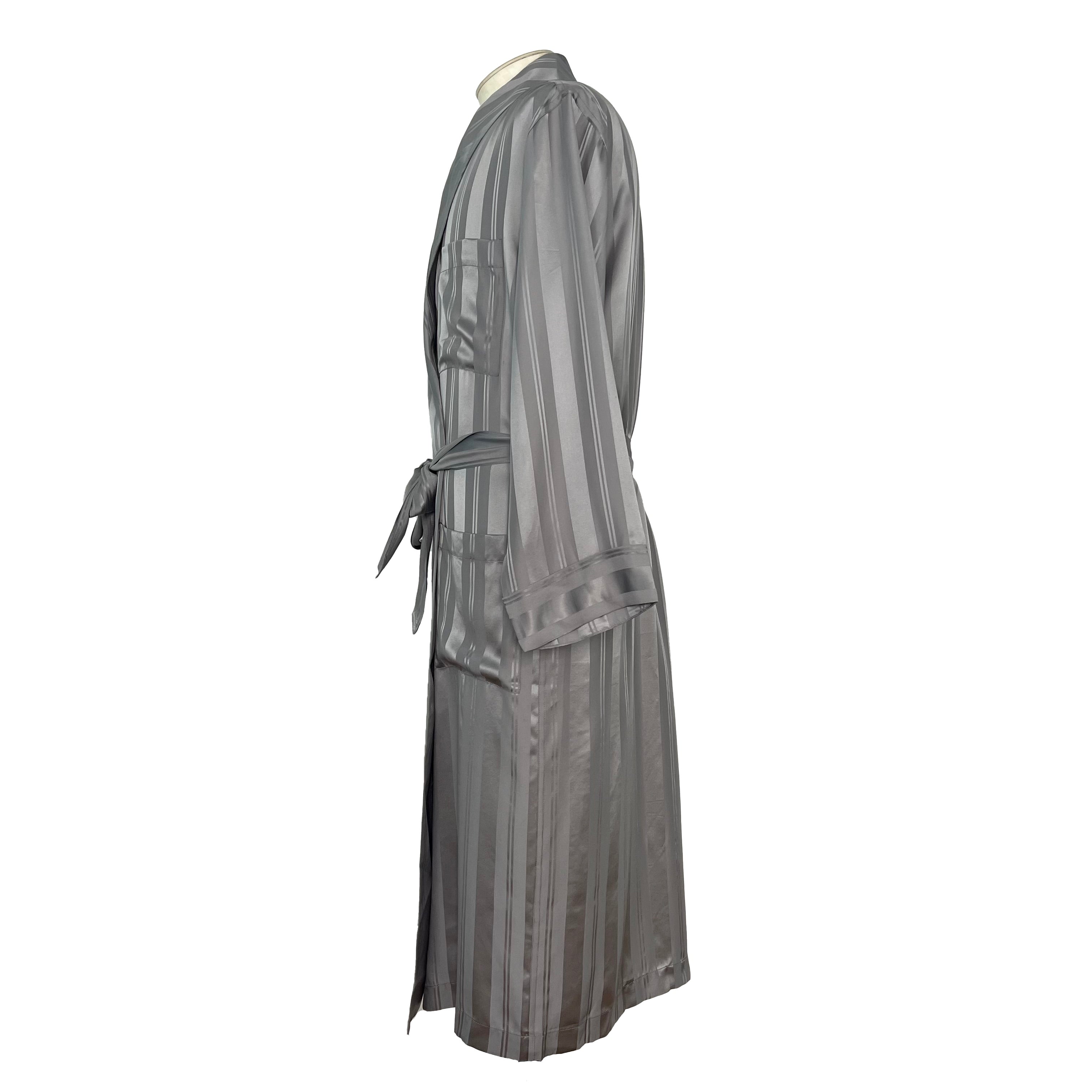 Peignoir en soie gris