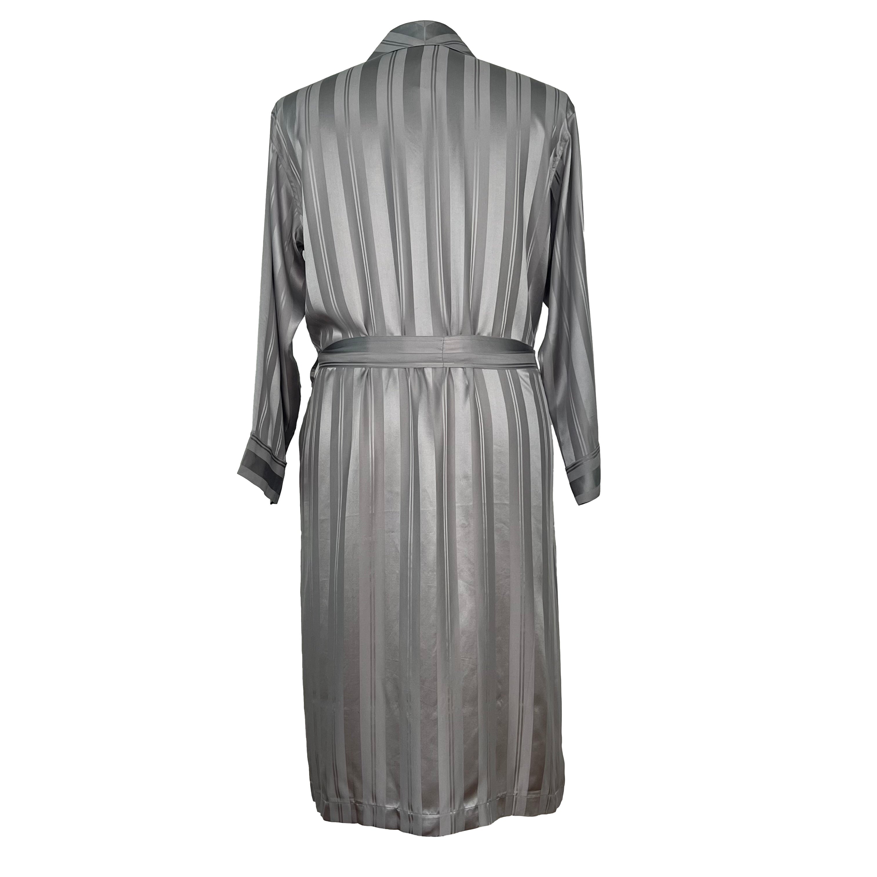 Peignoir en soie gris