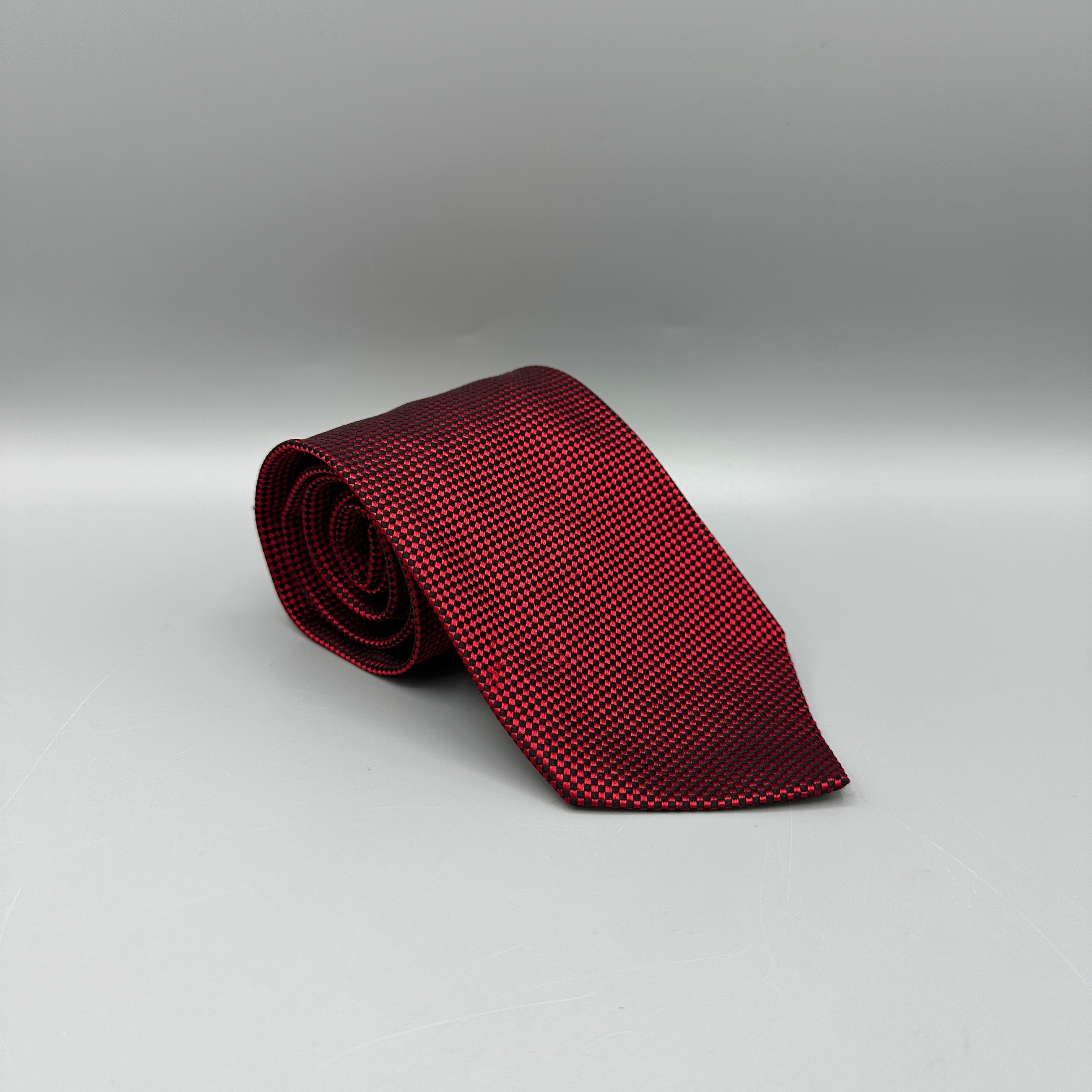 Cravate rouge et noire Charvet