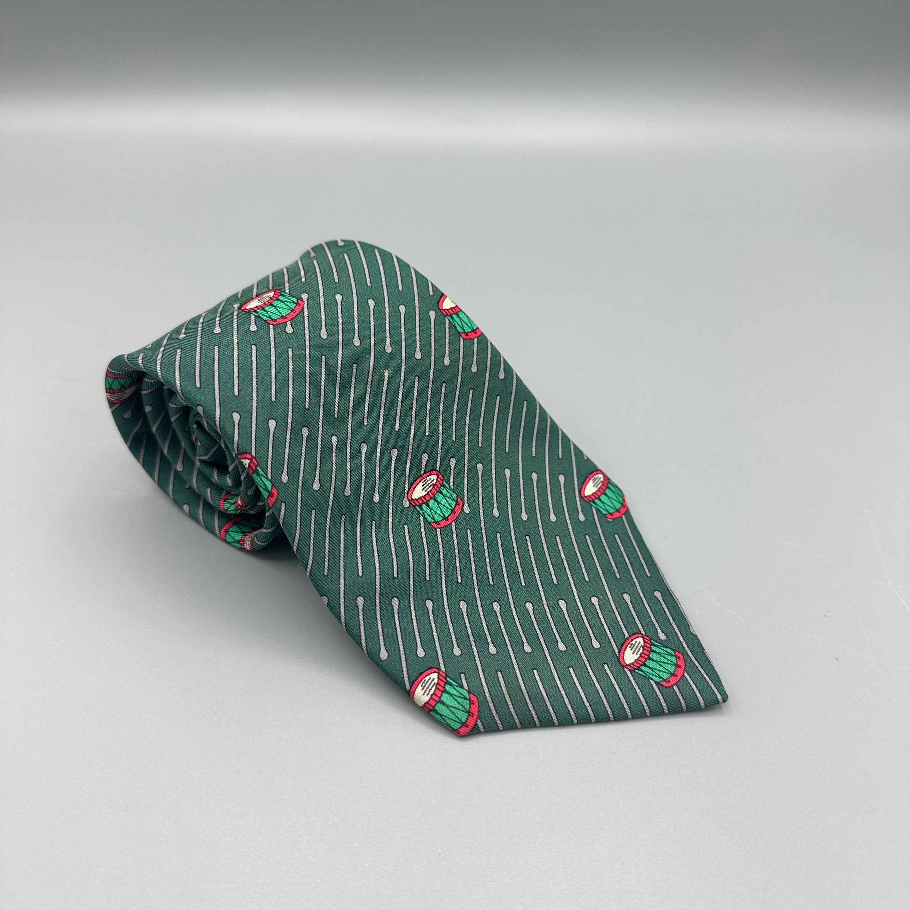 Cravate Hermès à motifs tambour et baguette