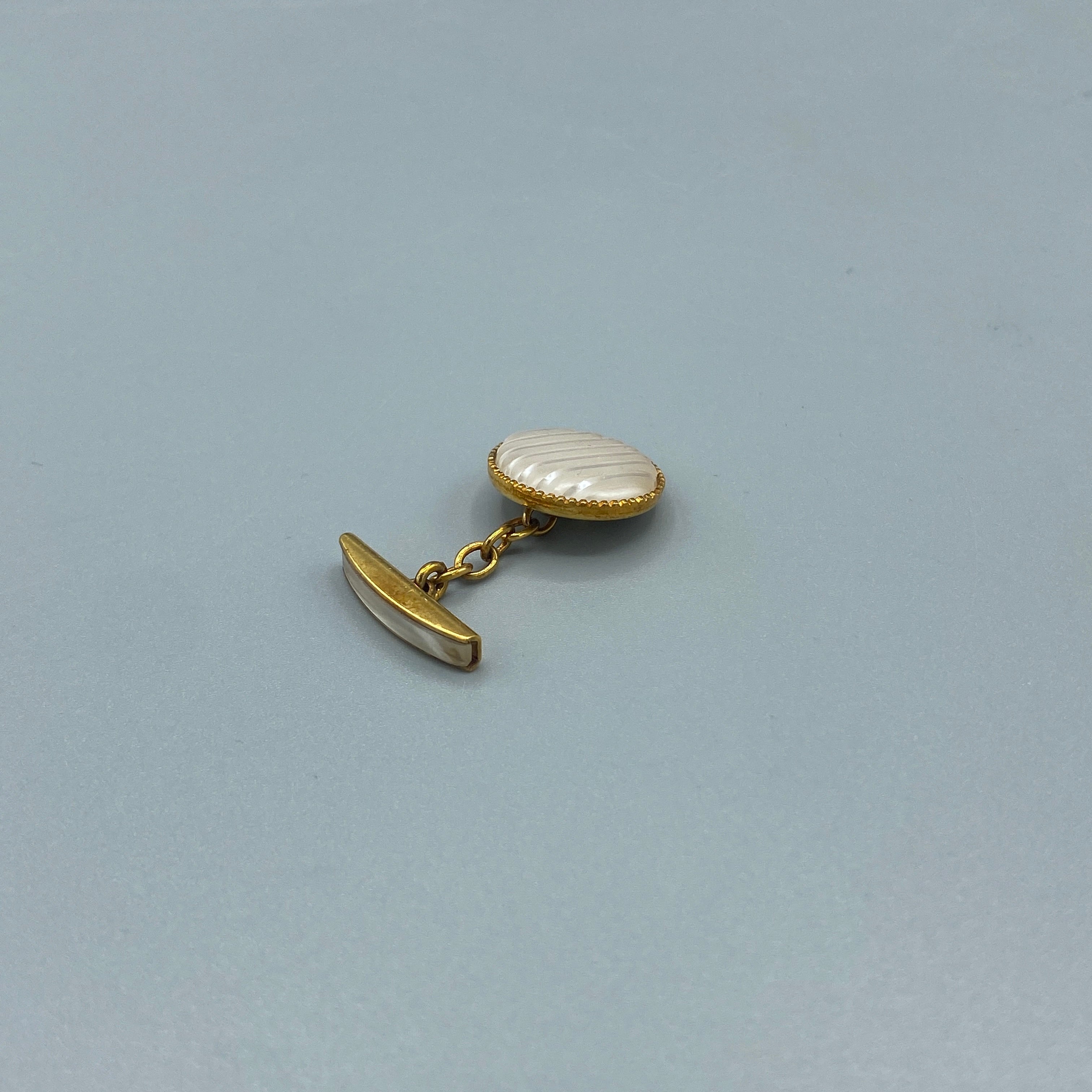 Boutons de manchette dorés à motif nacré
