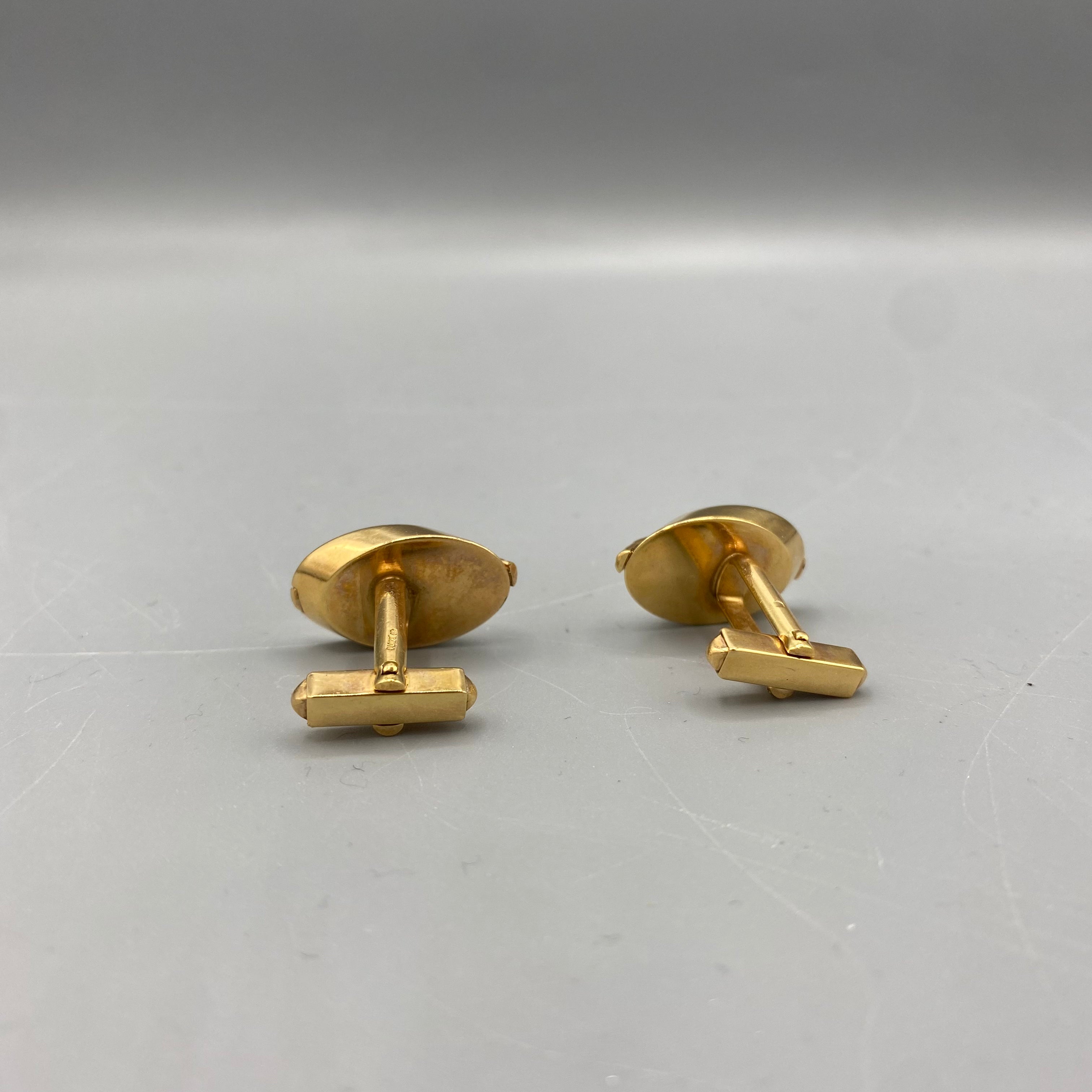 Boutons de manchettes dorés