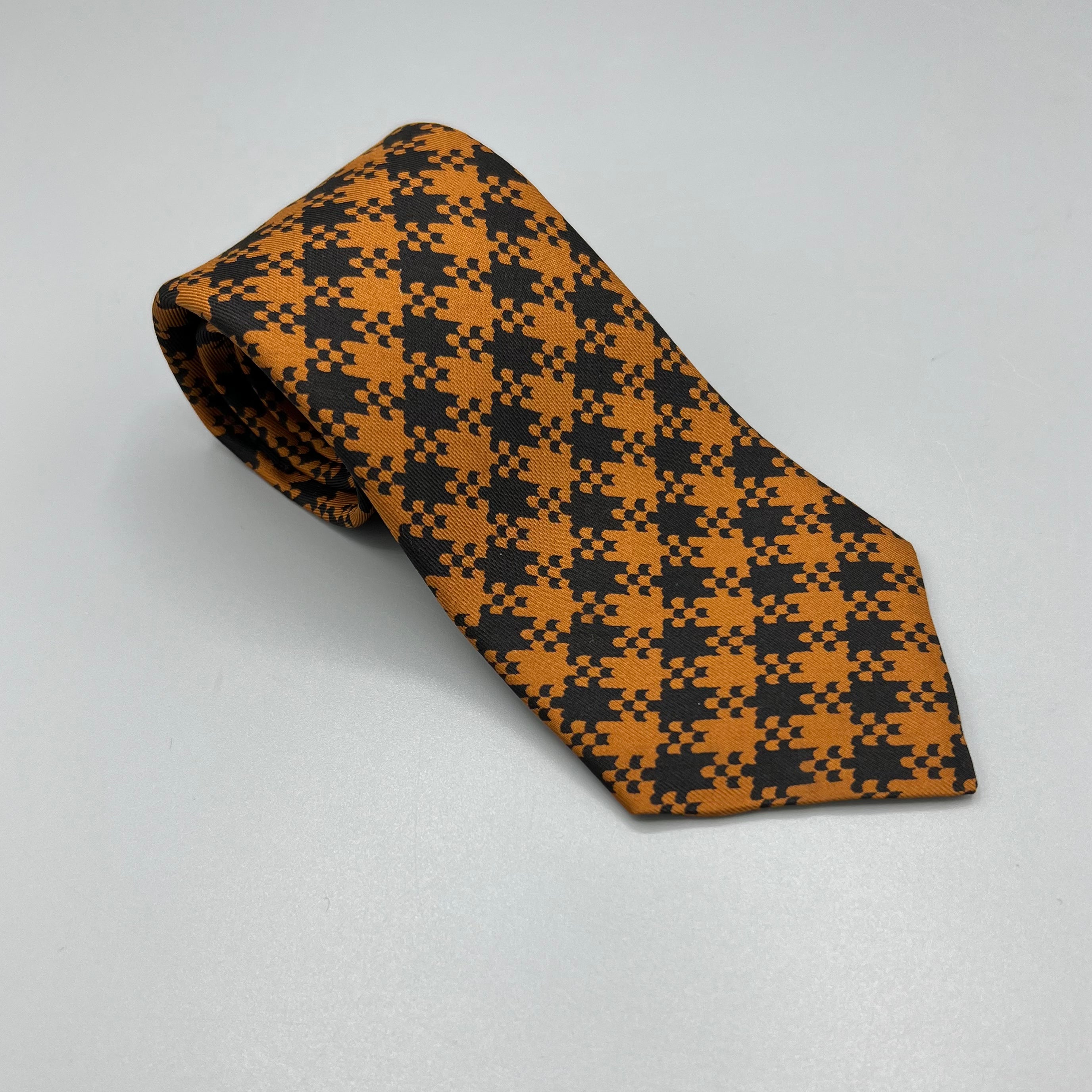 Cravate Hermès marron à motifs pieds-de-coq noirs