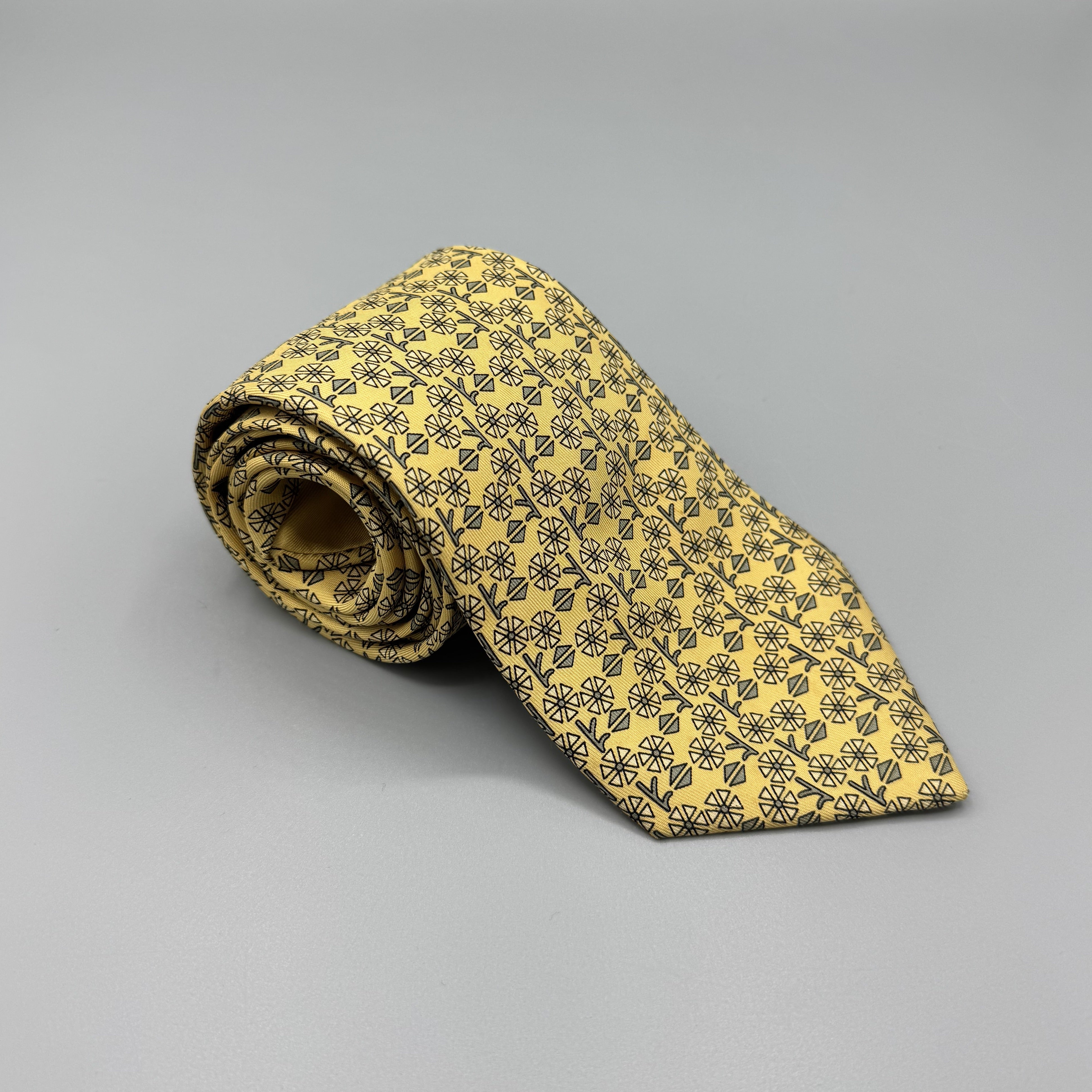 Cravate Hermès jaune à motif fleurs