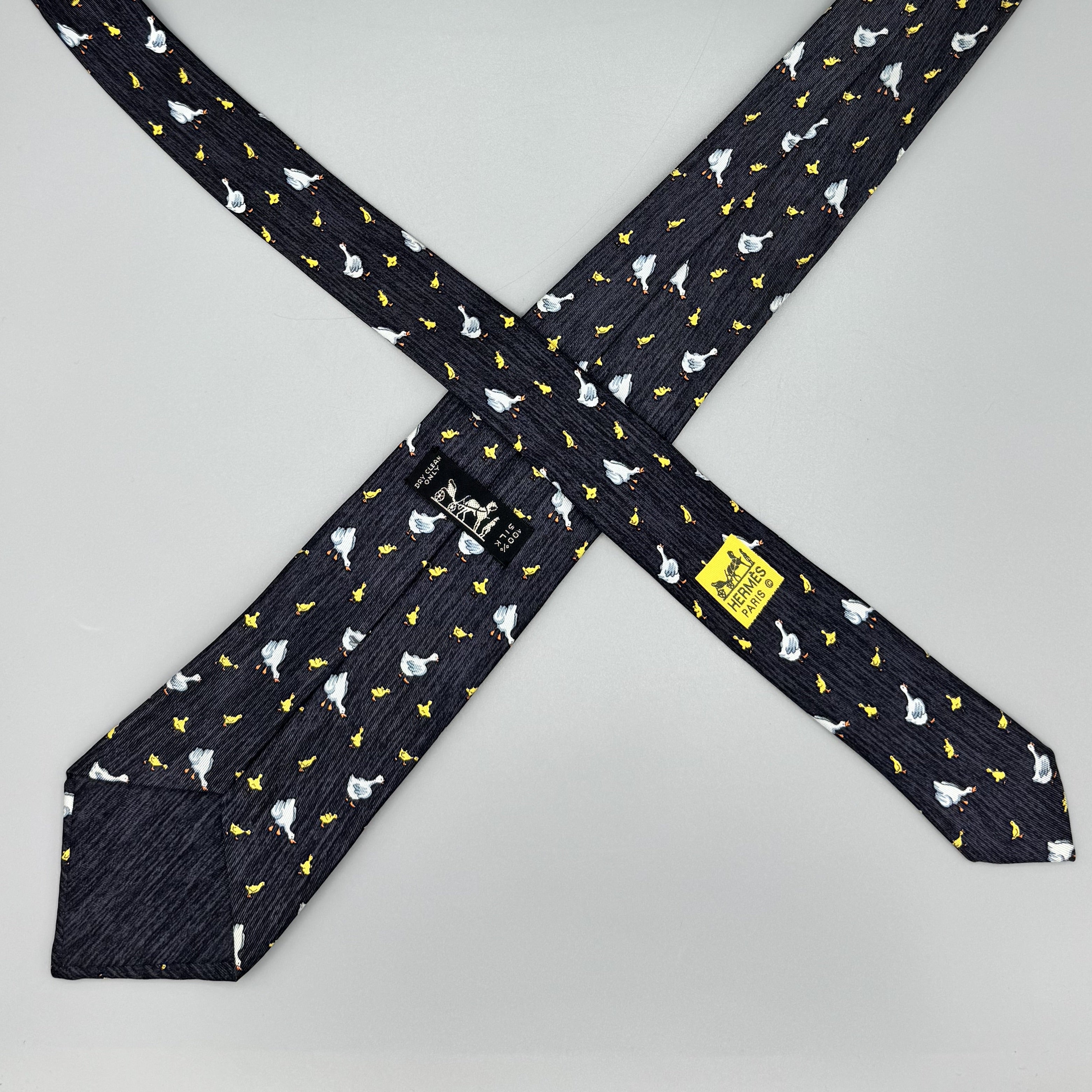 Cravate Hermès noire à motif oie
