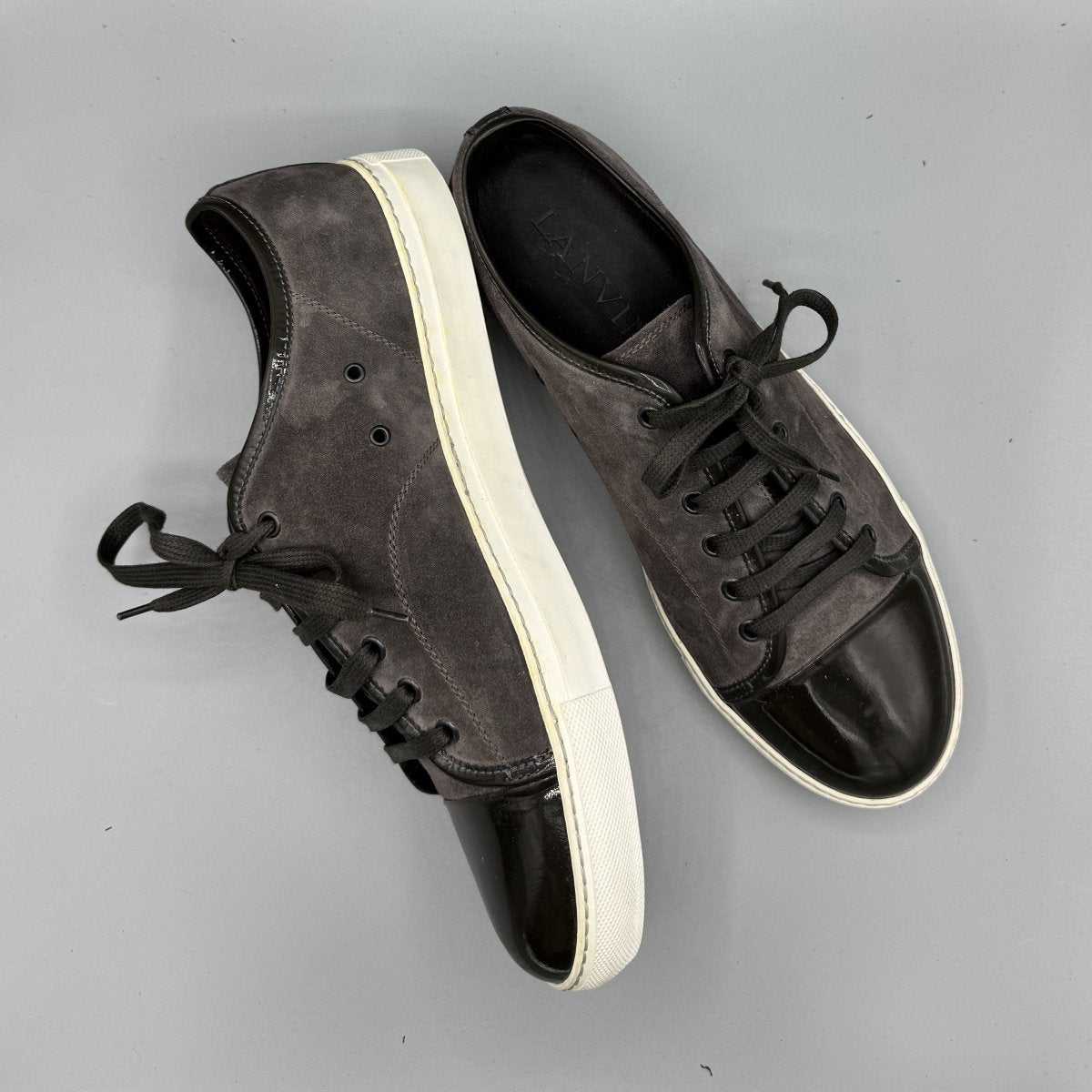 Baskets Lanvin grises en daim et cuir verni - Le Beau Gustave