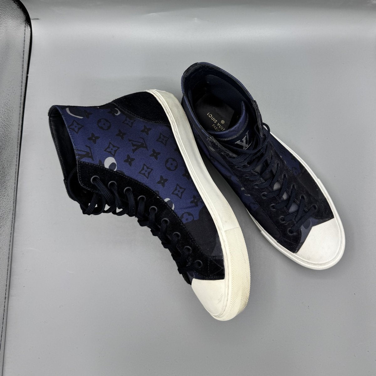 Baskets montantes Louis Vuitton Tattoo Monogram Galaxy bleu marine - Le Beau Gustave