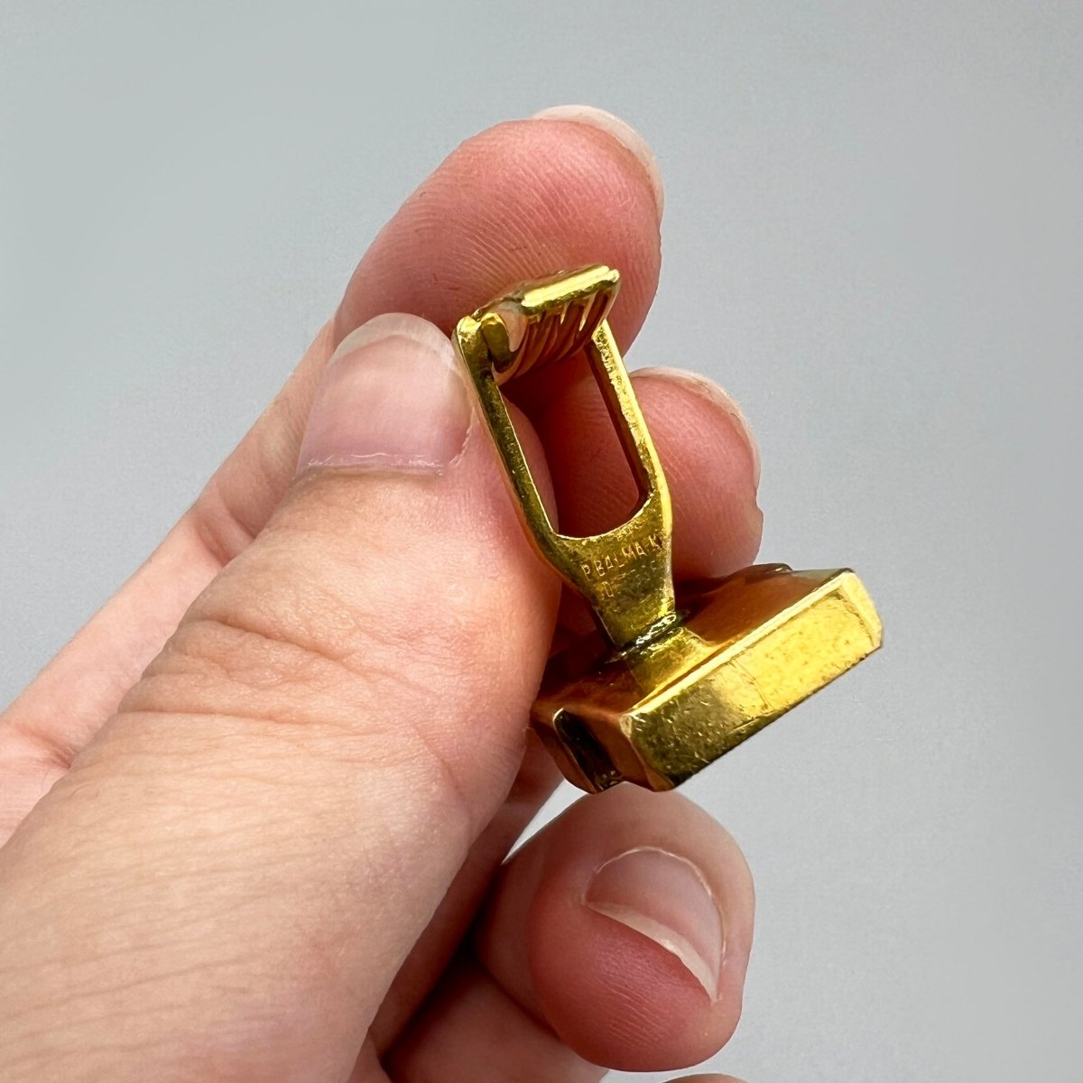 Boutons de manchette dorés Pierre Balmain vintage - Le Beau Gustave