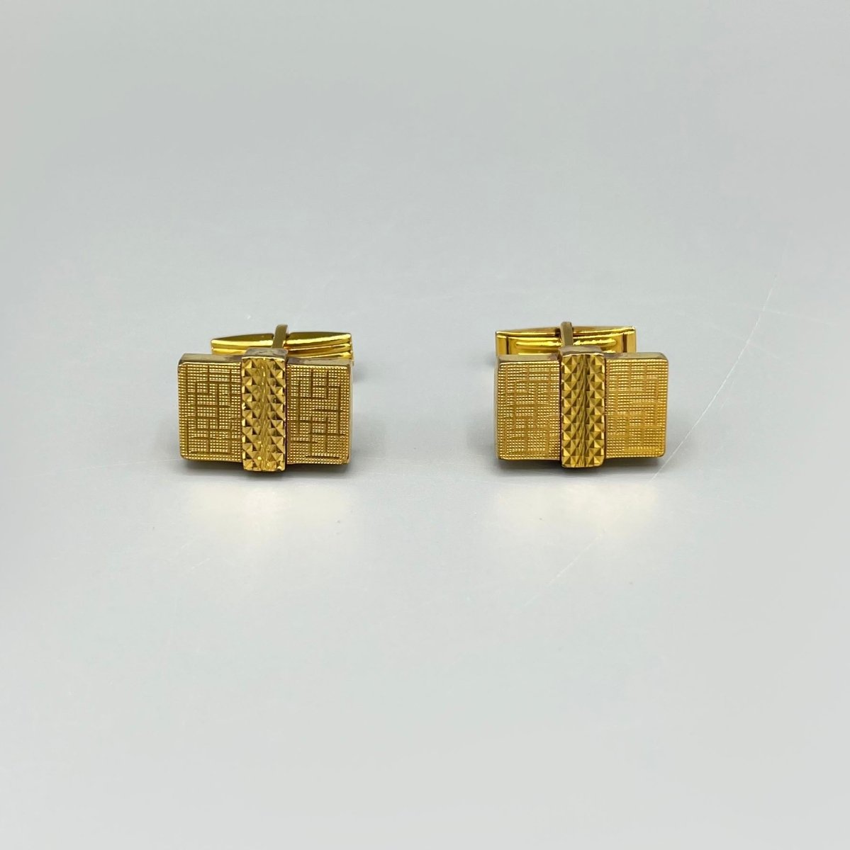 Boutons de manchette dorés Pierre Balmain vintage - Le Beau Gustave