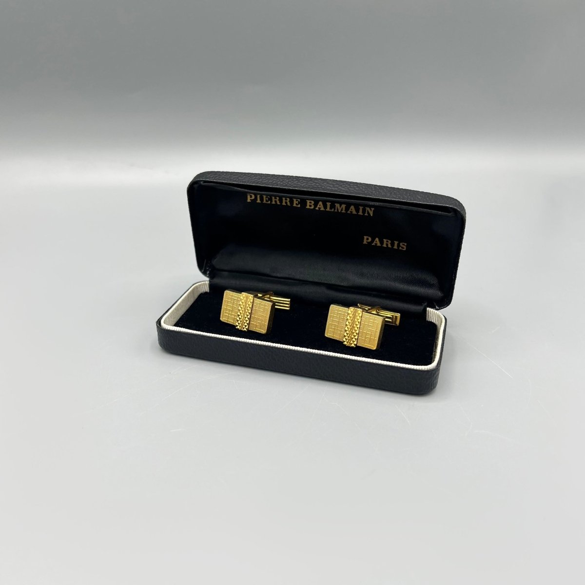 Boutons de manchette dorés Pierre Balmain vintage - Le Beau Gustave