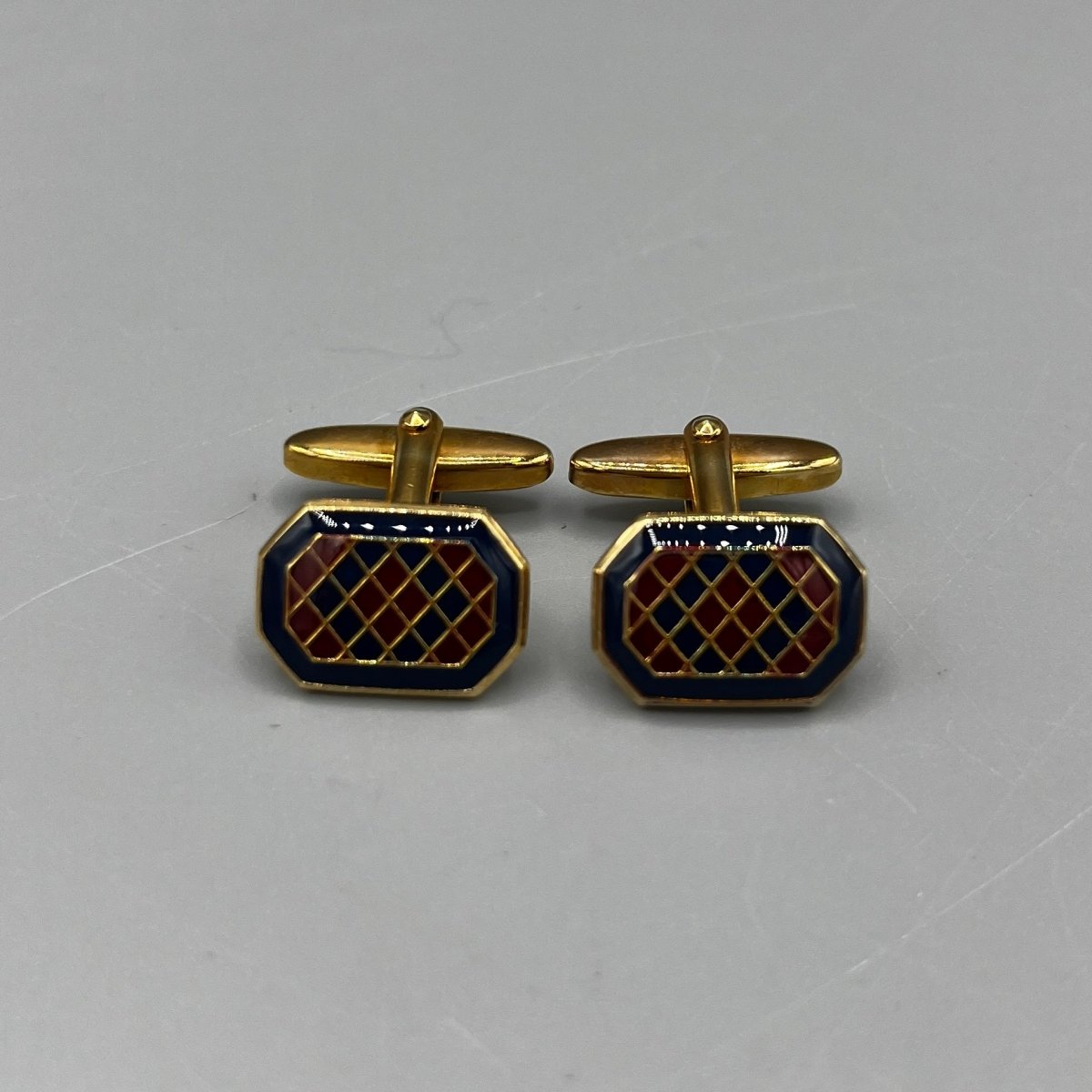 Boutons de manchette émaillés bleus et rouges à motif arlequin - Le Beau Gustave