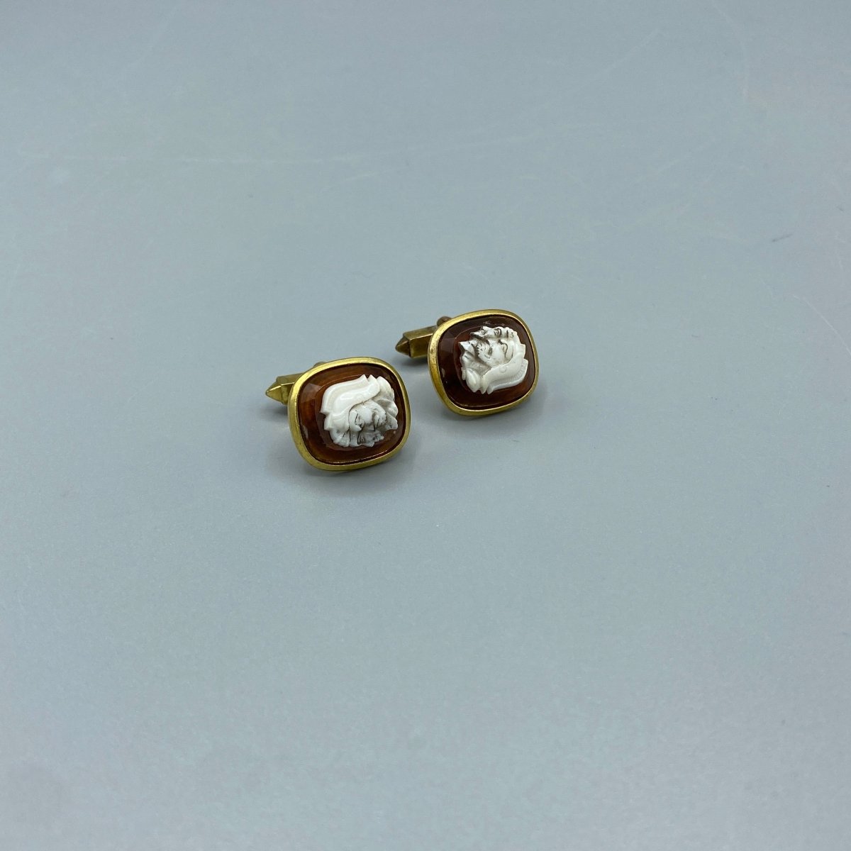 Boutons de manchette vintage avec têtes en relief - Le Beau Gustave