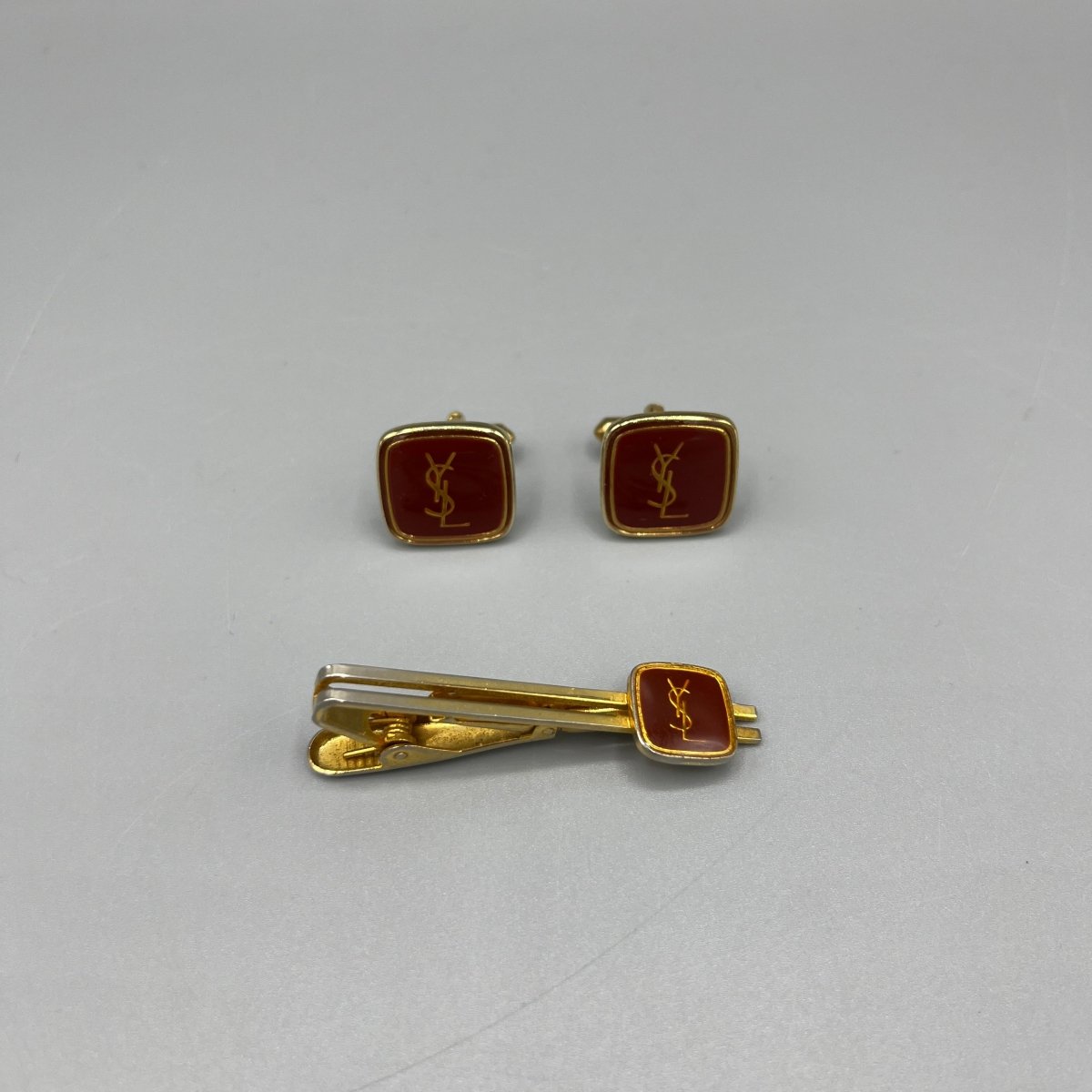 Boutons de manchette Yves Saint Laurent bordeaux et dorés - Le Beau Gustave