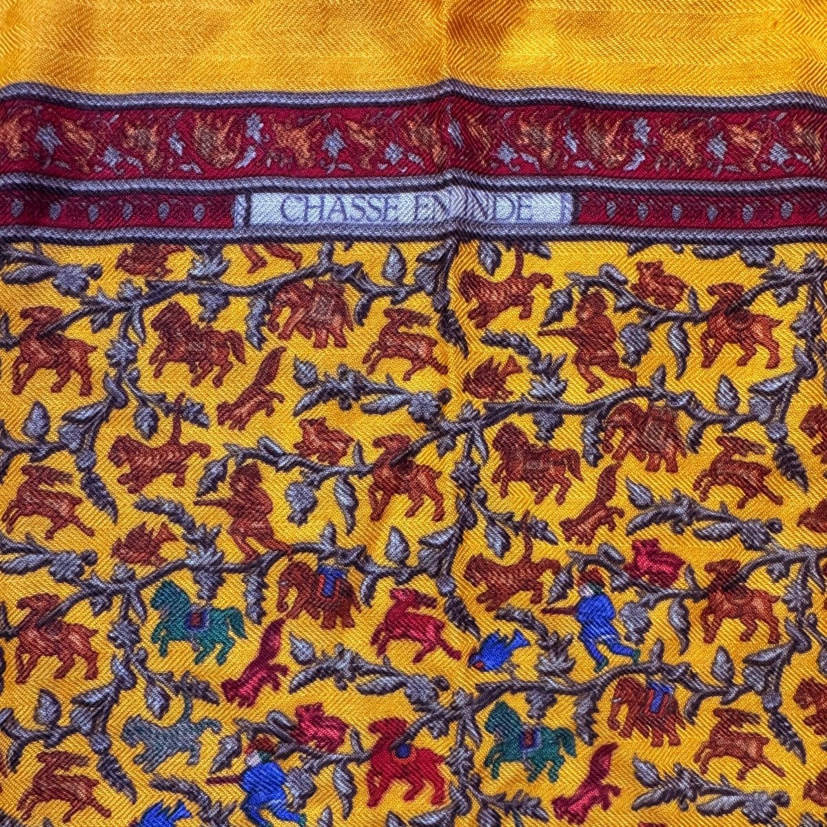 Carré gavroche Hermès "Chasse en Inde" orange cachemire et soie - Le Beau Gustave