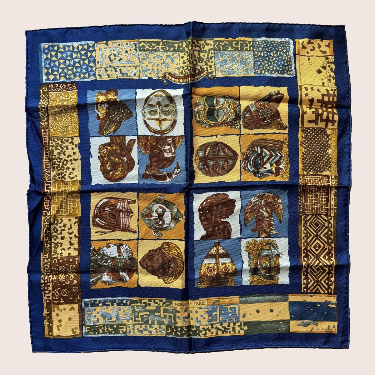 Carré gavroche Hermès imprimé "Persona" bleu à motif ethnique - Le Beau Gustave