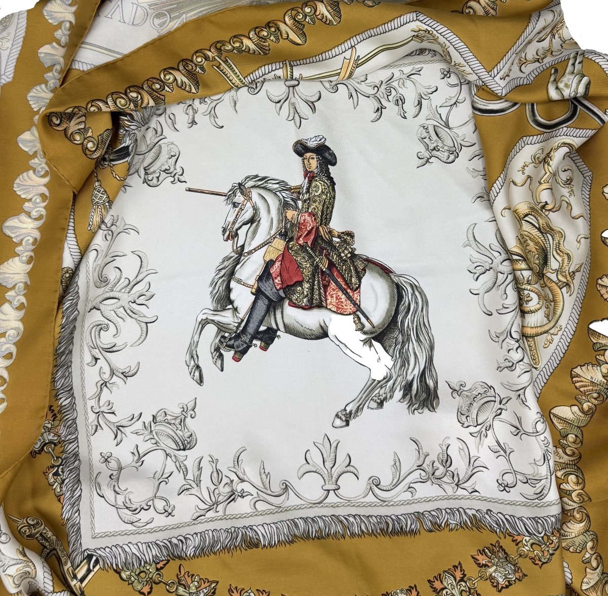Carré Hermès "Ludovicus Magnus" par F. de La Perrière - Le Beau Gustave