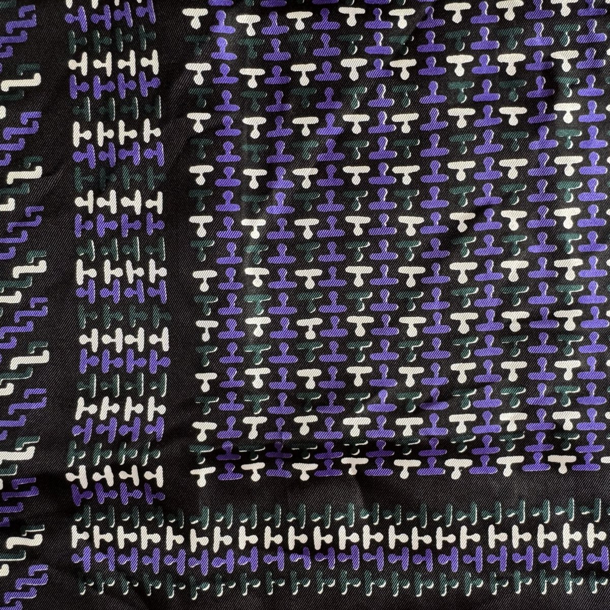 Carré Lanvin noir à motif géométrique - Le Beau Gustave