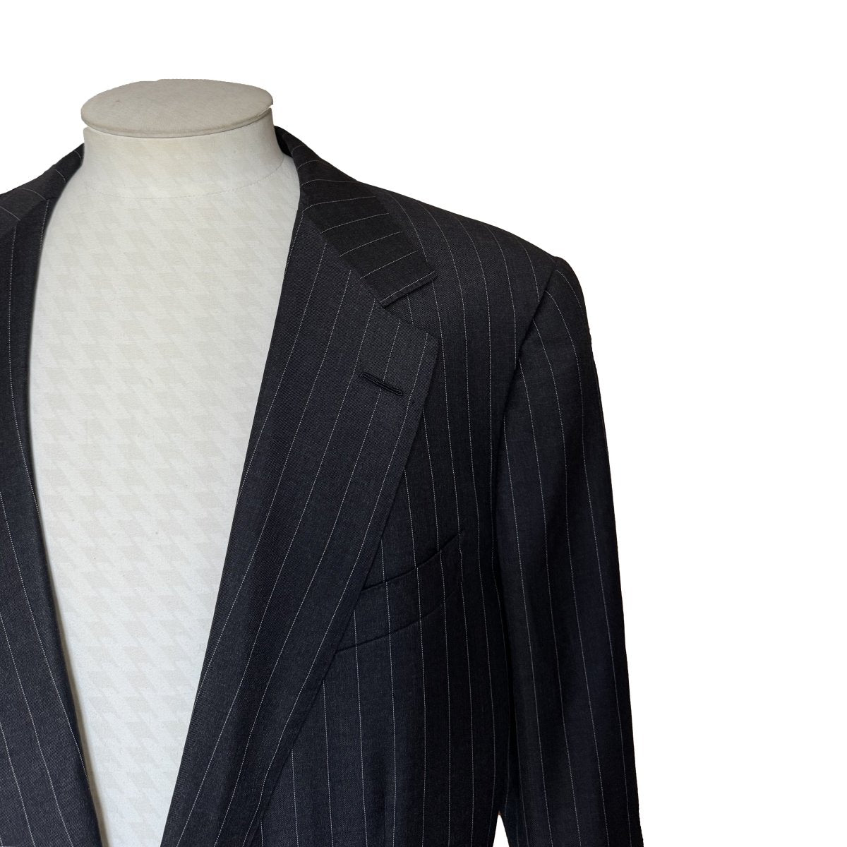 Costume Cifonelli sur mesure noir à fines rayures tennis - Le Beau Gustave
