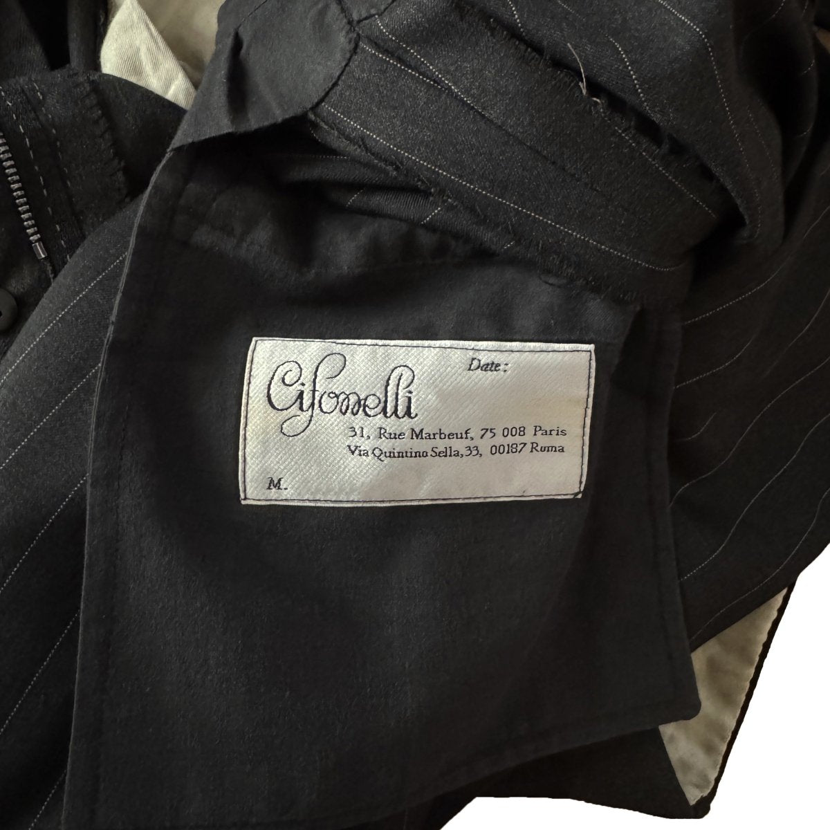 Costume Cifonelli sur mesure noir à fines rayures tennis - Le Beau Gustave