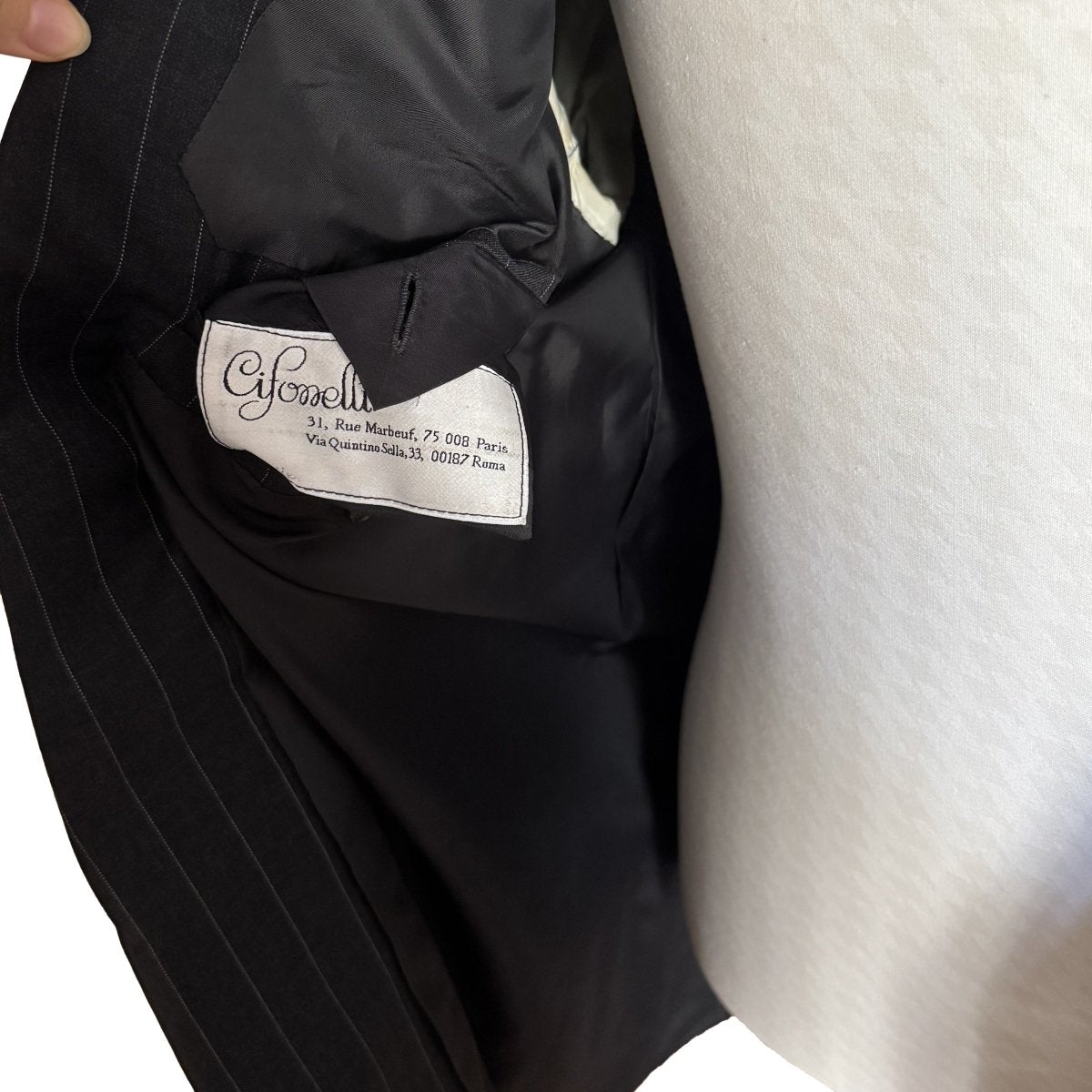 Costume Cifonelli sur mesure noir à fines rayures tennis - Le Beau Gustave