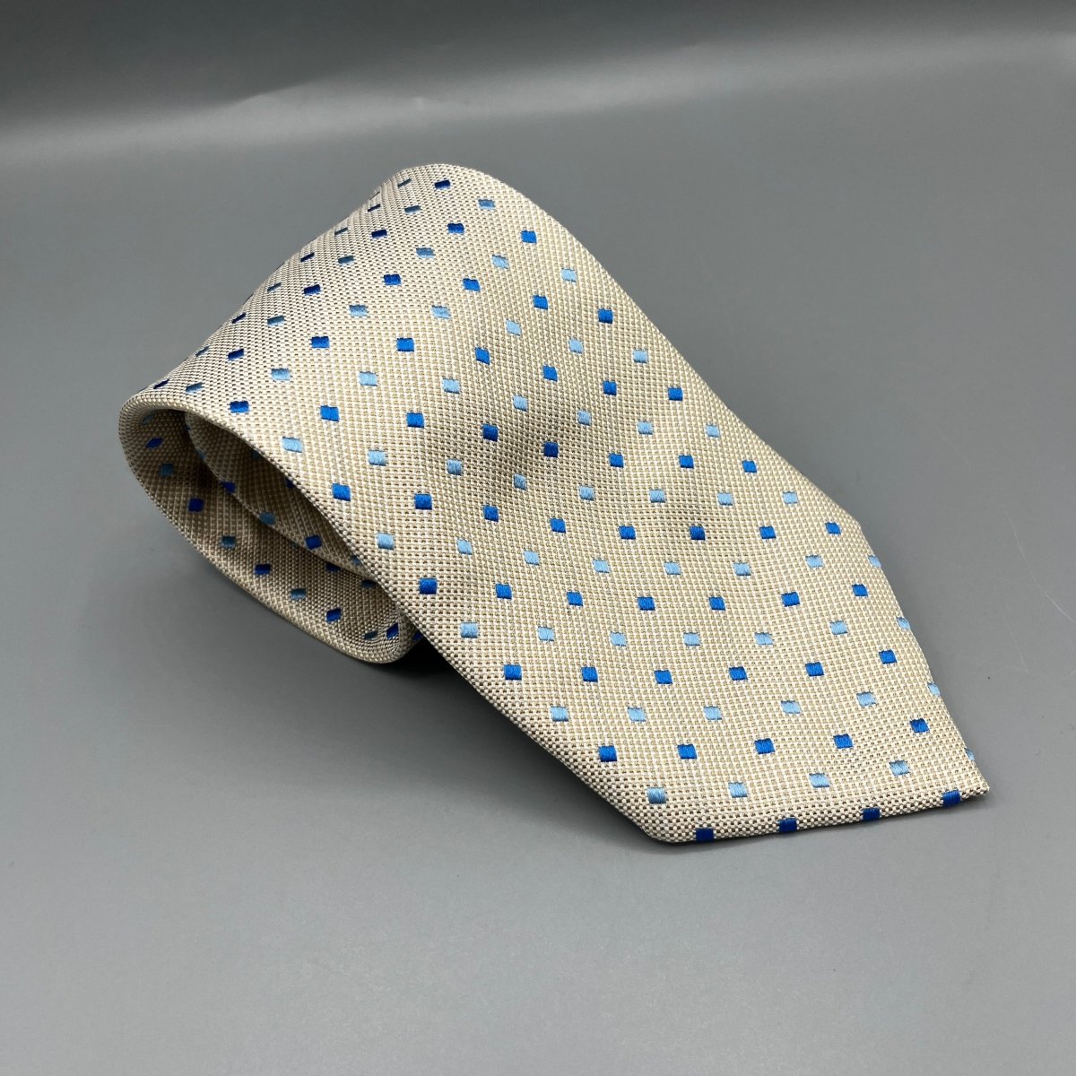 Cravate Atelier della Cravatta beige à carreaux bleus - Le Beau Gustave