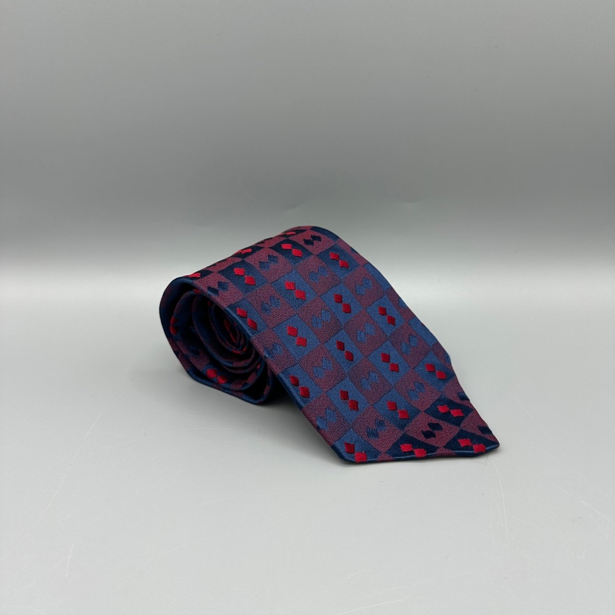Cravate bleue et rouge Charvet - Le Beau Gustave