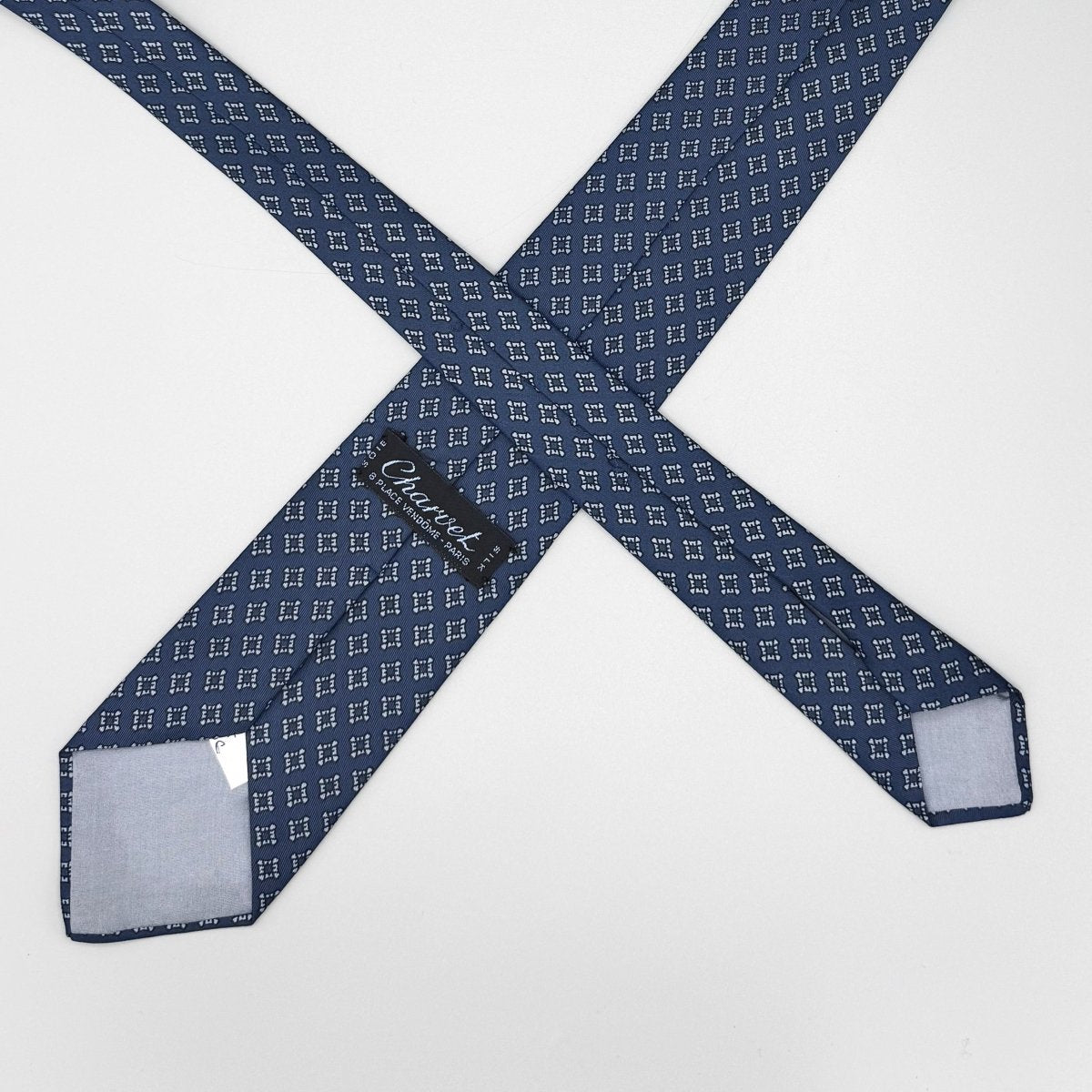 Cravate Charvet bleu foncé motif géométrique - Le Beau Gustave