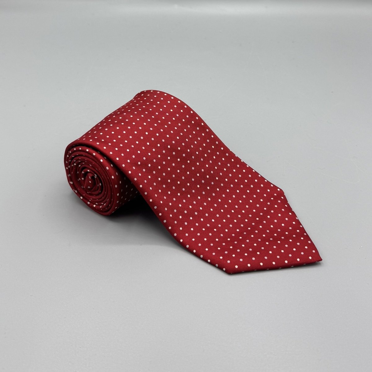 Cravate Charvet rouge à micro-pois blancs et gris - Le Beau Gustave