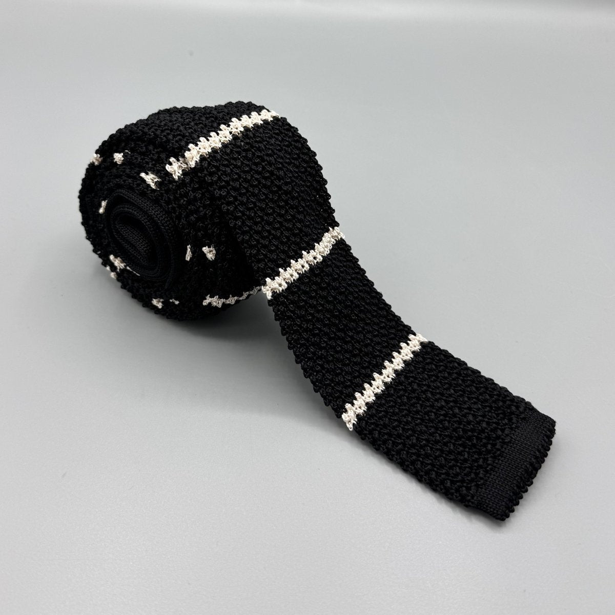 Cravate en maille Ralph Lauren noire à rayures écrues - Le Beau Gustave