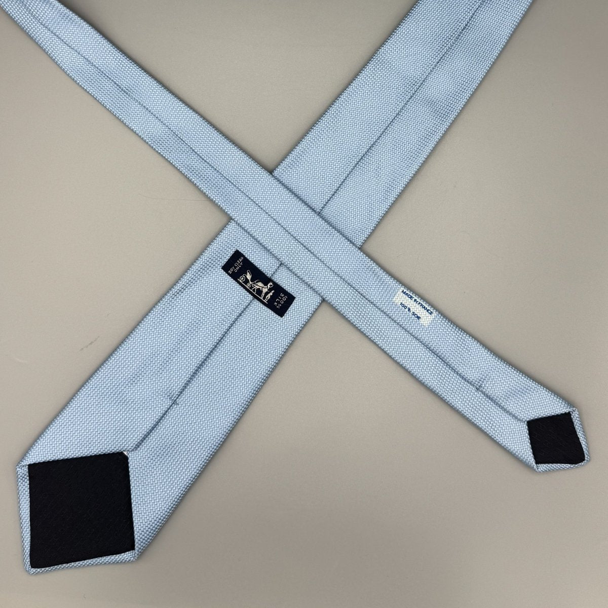 Cravate Hermès bleu clair uni - Le Beau Gustave