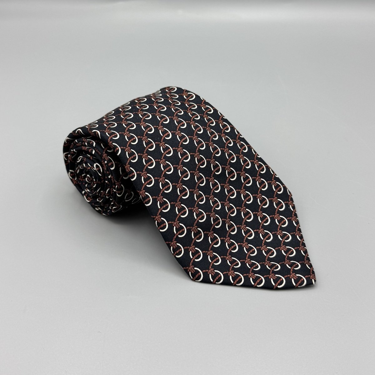 Cravate Hermès bleu marine à motif cordages enlacés blancs et marron - Le Beau Gustave