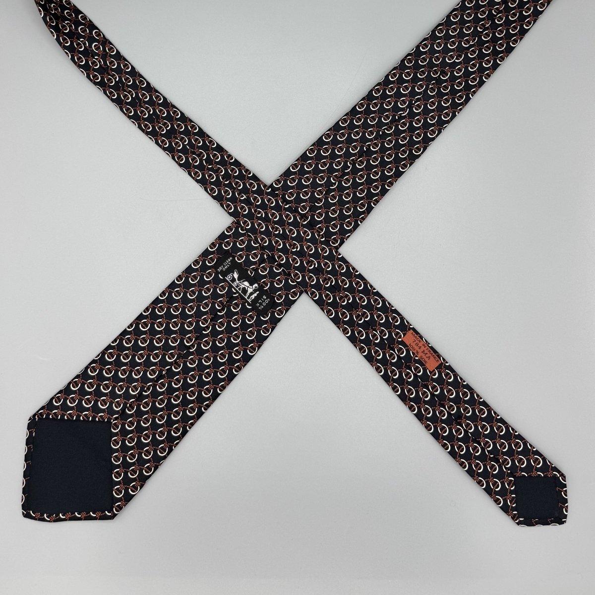 Cravate Hermès bleu marine à motif cordages enlacés blancs et marron - Le Beau Gustave