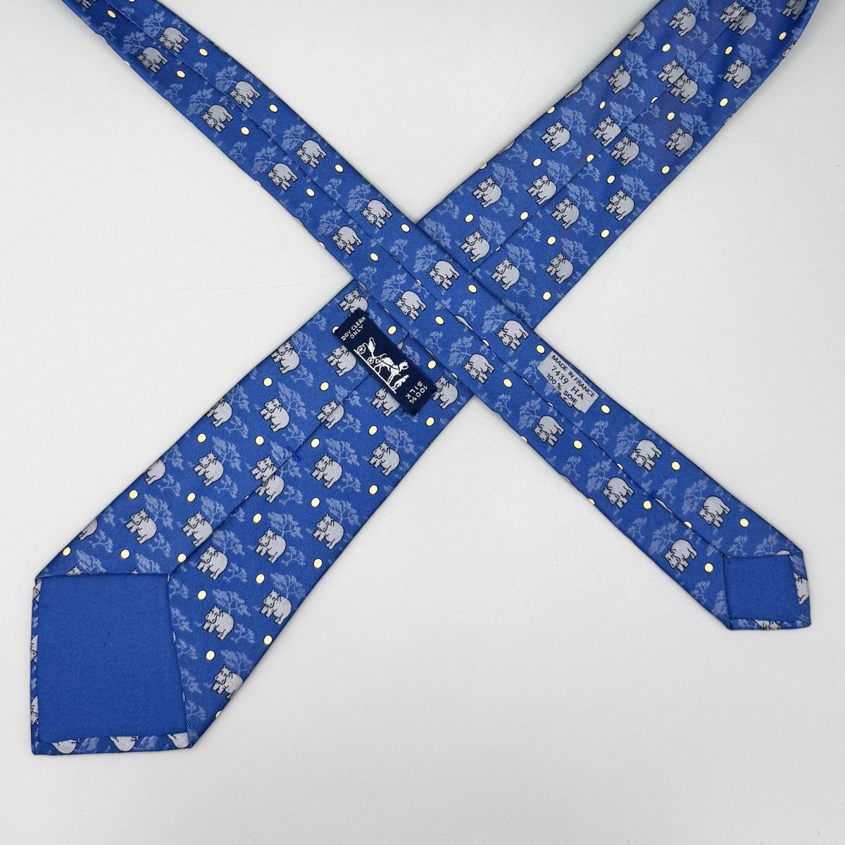 Cravate Hermès bleue à motif hippopotame - Le Beau Gustave