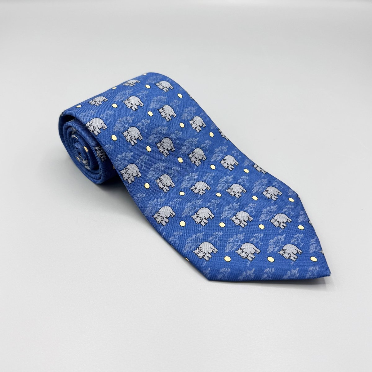 Cravate Hermès bleue à motif hippopotame - Le Beau Gustave
