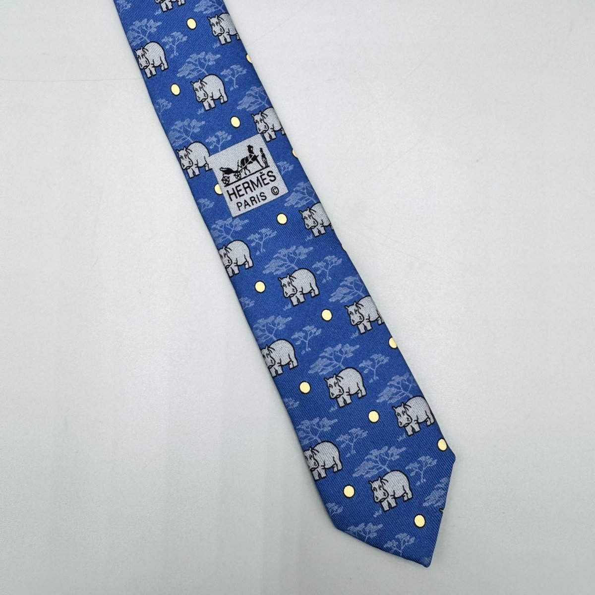 Cravate Hermès bleue à motif hippopotame - Le Beau Gustave